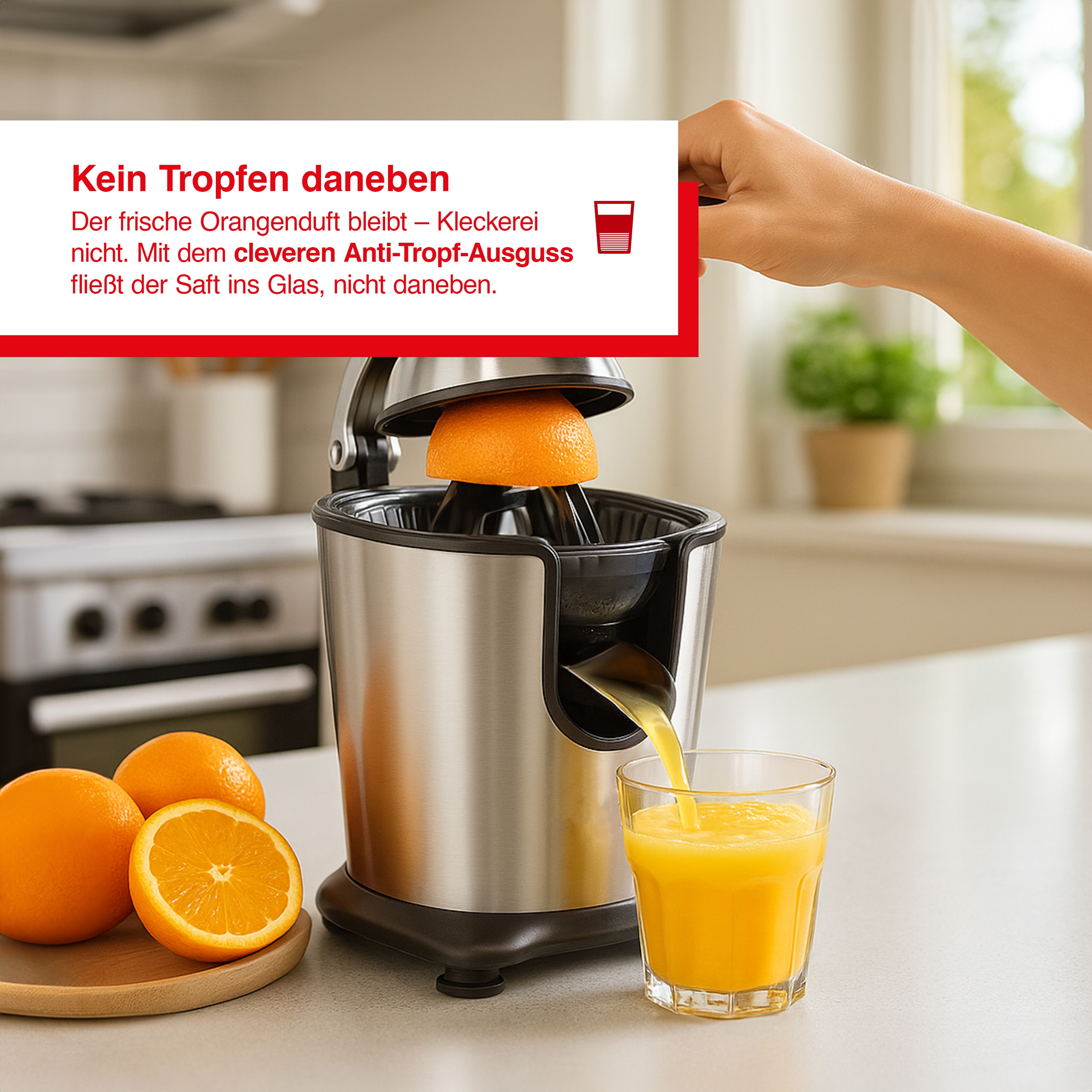 Wyrażarka wyciska sok pomarańczowy do szklanki. Pomarańcze leżą na drewnianej desce. Dłoń trzyma górę.