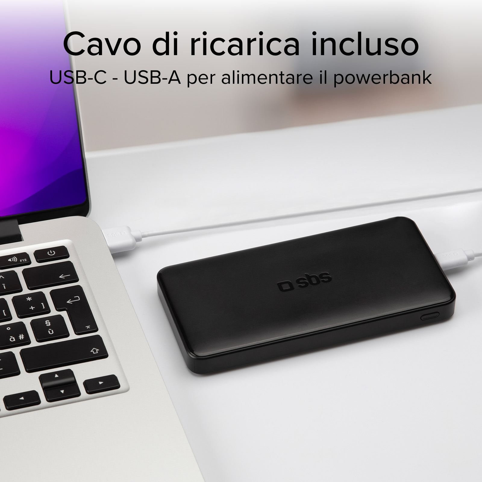 Un power bank nero con cavo USB bianco collegato a un laptop. Il testo in alto dice cavo di ricarica incluso.