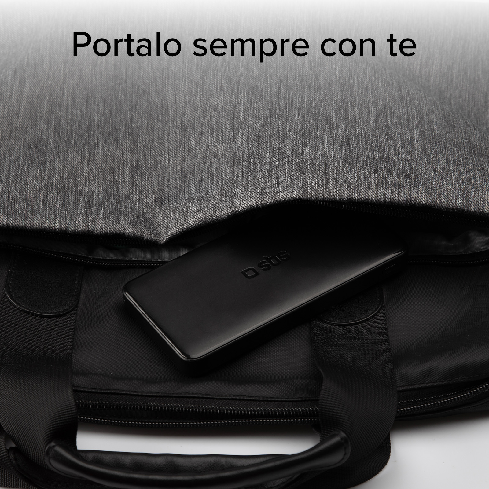 Un power bank nero dentro una borsa nera. La borsa ha la parte superiore grigia. Il testo in italiano dice: Portalo sempre con te.