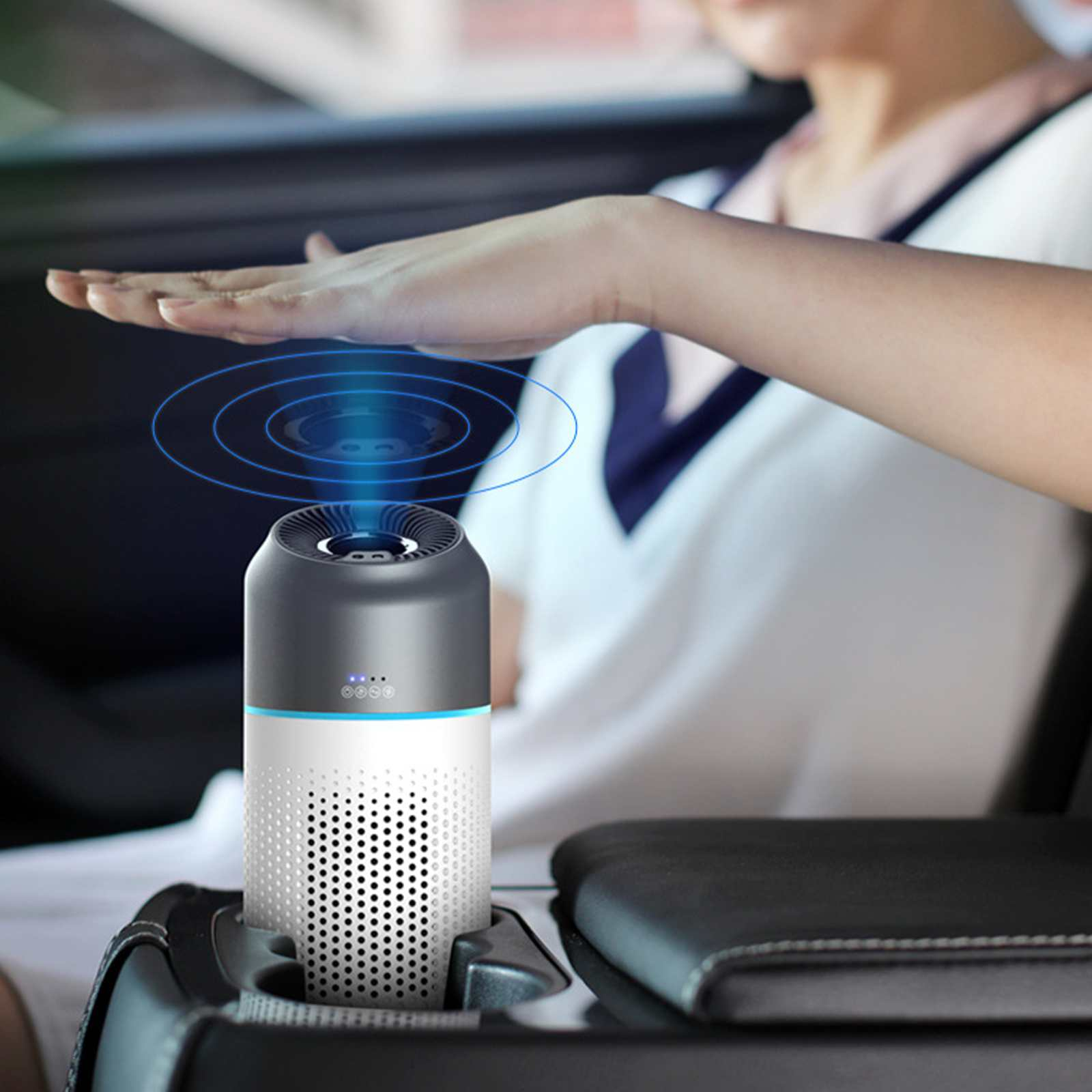 Auto mit Luftreiniger, Hand darüber und blaue Lichtringe, die die Luftreinigung anzeigen.