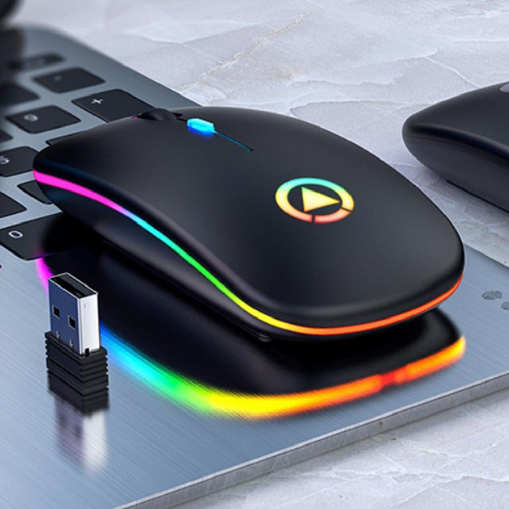 Eine schwarze, kabellose Maus mit farbigem Lichtstreifen liegt auf einem Laptop. Ein USB-Empfänger ist angeschlossen.