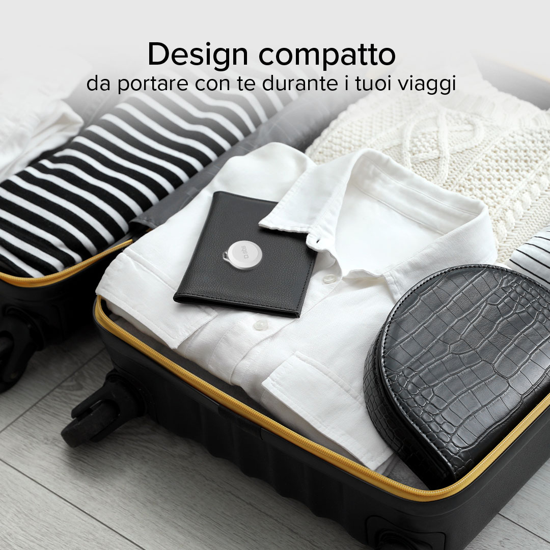 Maleta llena de ropa, un pasaporte, un bolso pequeño y una camisa blanca. La maleta está sobre un suelo de madera.