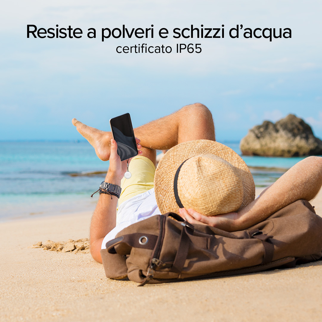 Hombre en la playa con teléfono, reloj, sombrero de paja y mochila. Océano y cielo al fondo. Texto: resistente al polvo y al agua.