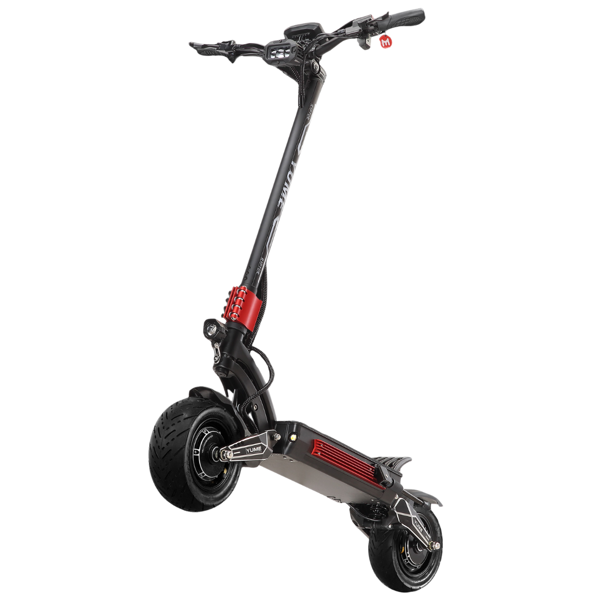 Czarno-czerwona hulajnoga elektryczna na białym tle. Posiada kierownicę, podest, dwa koła i czerwony akcent.