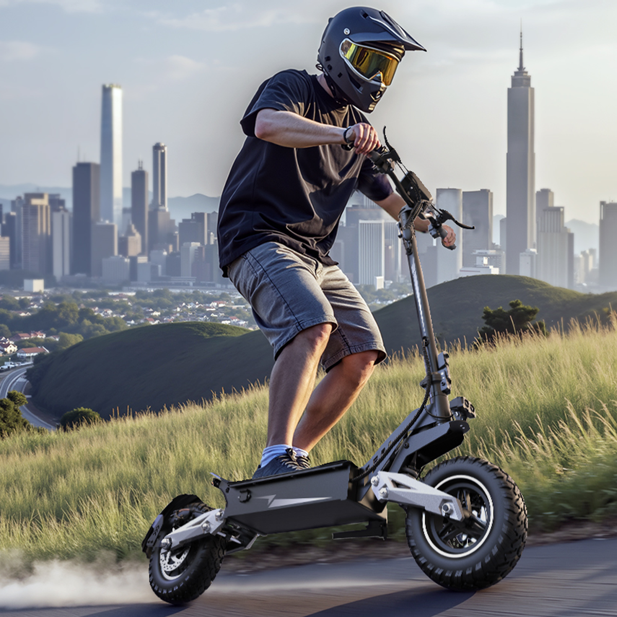 Osoba w kasku jedzie na hulajnodze elektrycznej po drodze. W tle panorama miasta, przed nią zielone wzgórza.