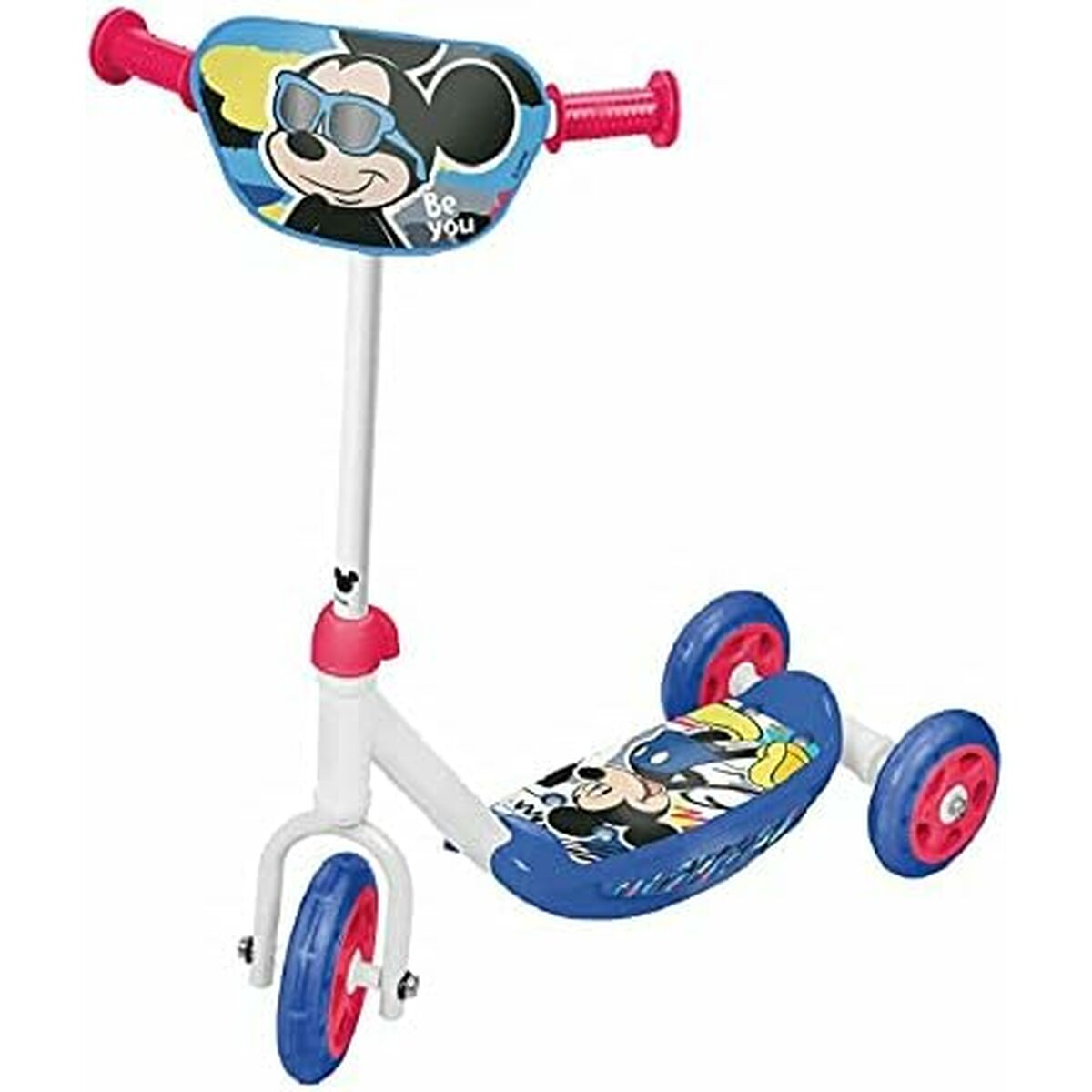 Ein Mickey-Mouse-Roller. Er hat einen weißen Rahmen, blaue Räder mit roten Zentren und ein blaues Deck. Mickey ist auf Lenker und Deck.