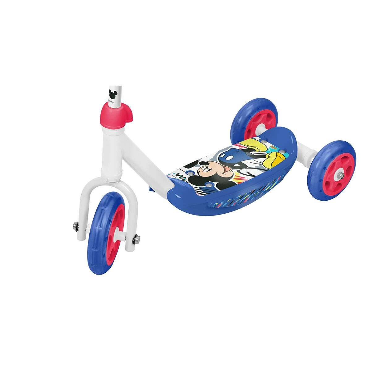 Ein blauer, weißer und roter Mickey Mouse Roller. Er hat drei Räder, einen blauen Sitz und einen roten Lenker. Mickey ist auf dem Sitz.