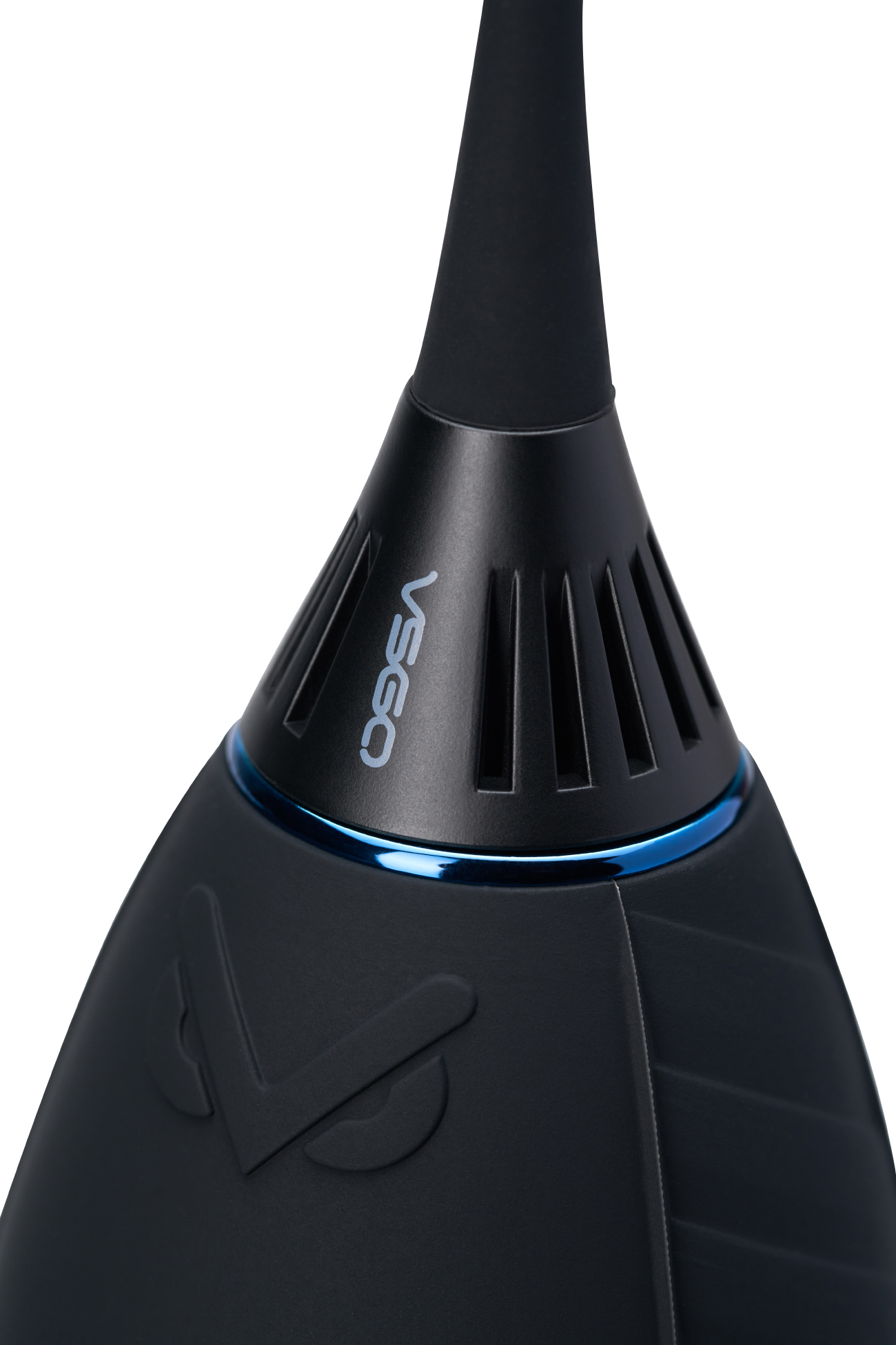 Nahaufnahme eines schwarzen Geräts mit Kegelform. Es hat eine blaue Linie und das Wort VSGO. Der Hintergrund ist weiß.