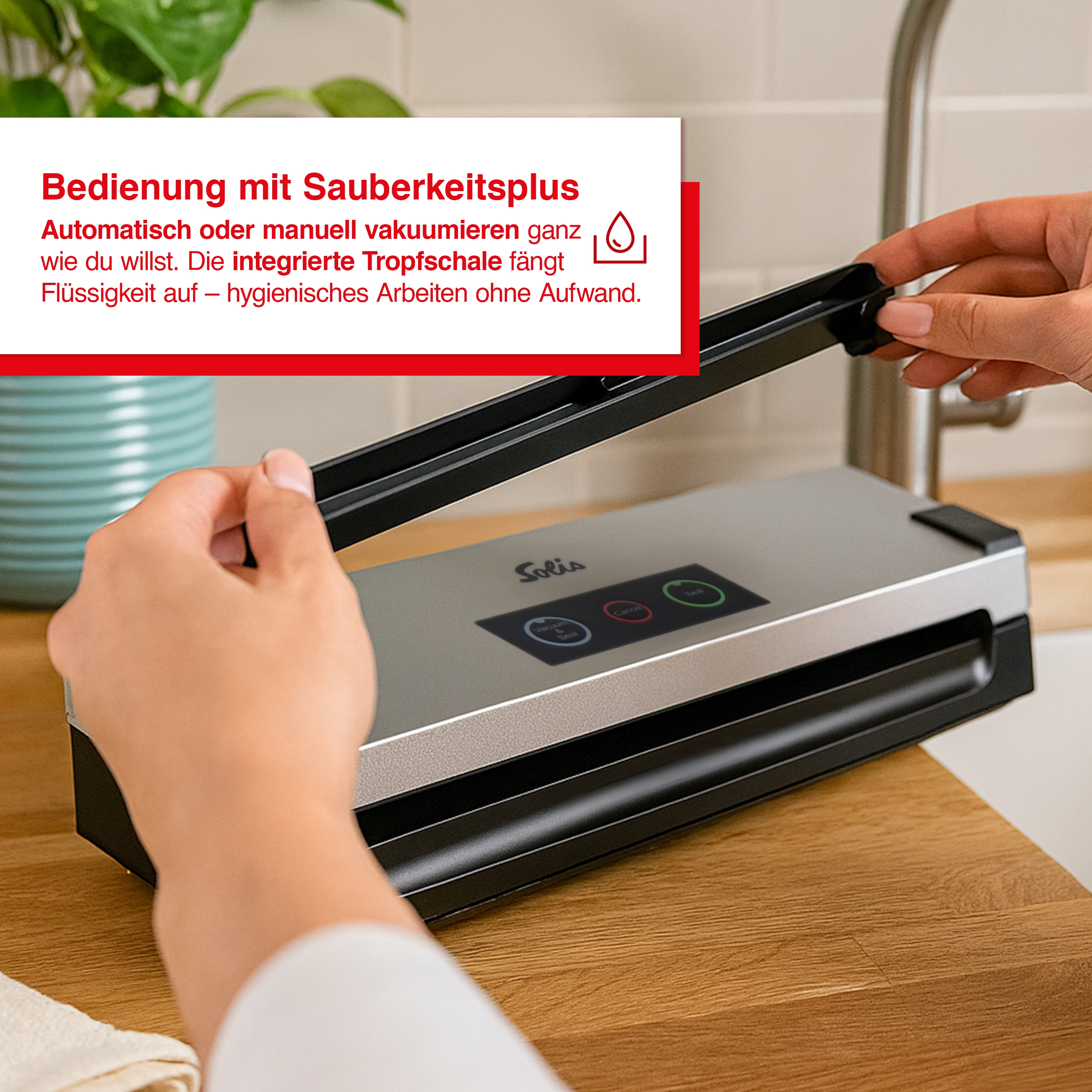 Eine Person öffnet einen Vakuumierer. Text-Overlay lautet 'Bedienung mit Sauberkeitsplus'.