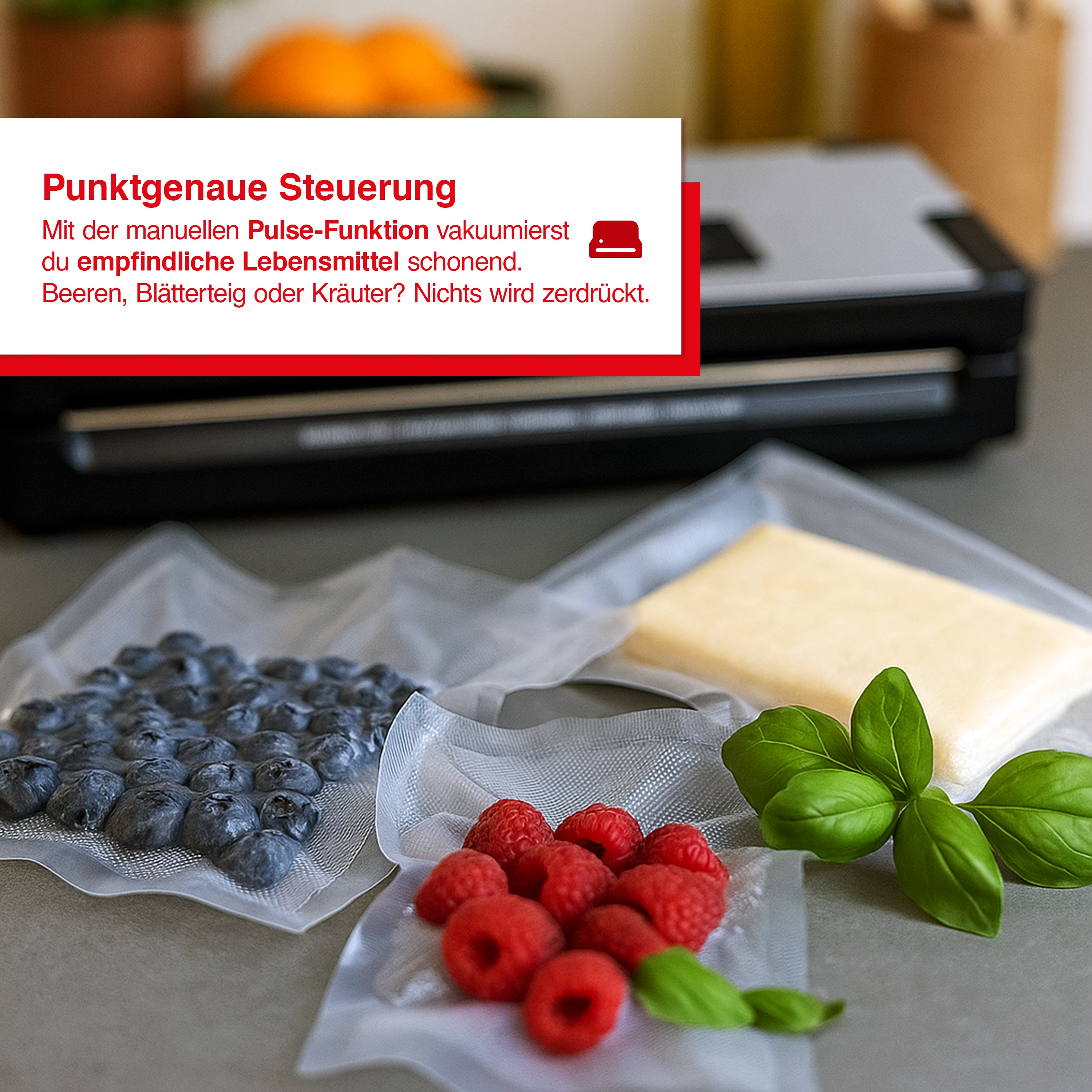Das Bild zeigt vakuumversiegelte Lebensmittel: Blaubeeren, Himbeeren, Käse und Basilikumblätter. Im Hintergrund ein Vakuumiergerät.