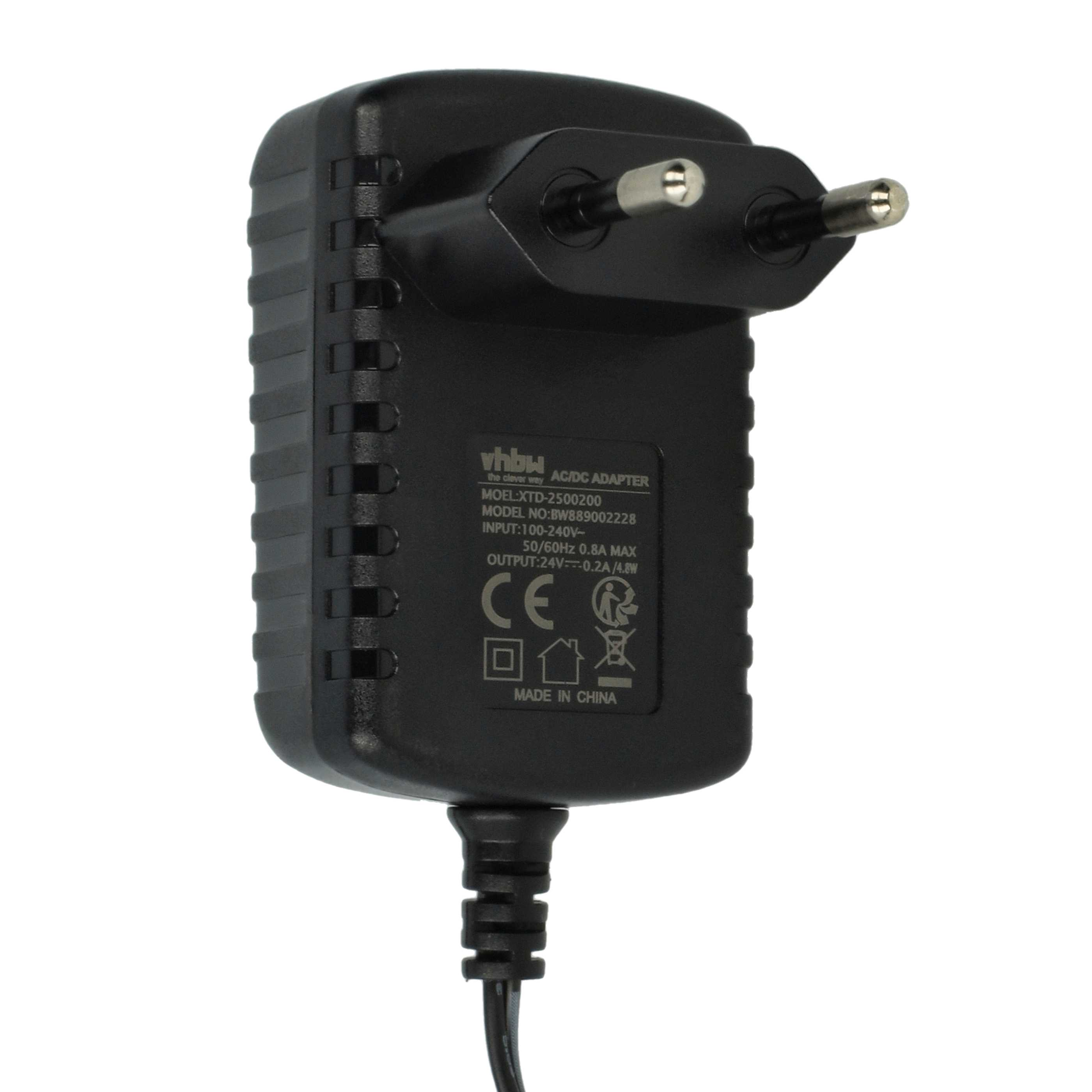 Ein schwarzer AC/DC-Adapter mit Eurostecker. Er hat ein Etikett mit Text und Symbolen und ein Netzkabel.