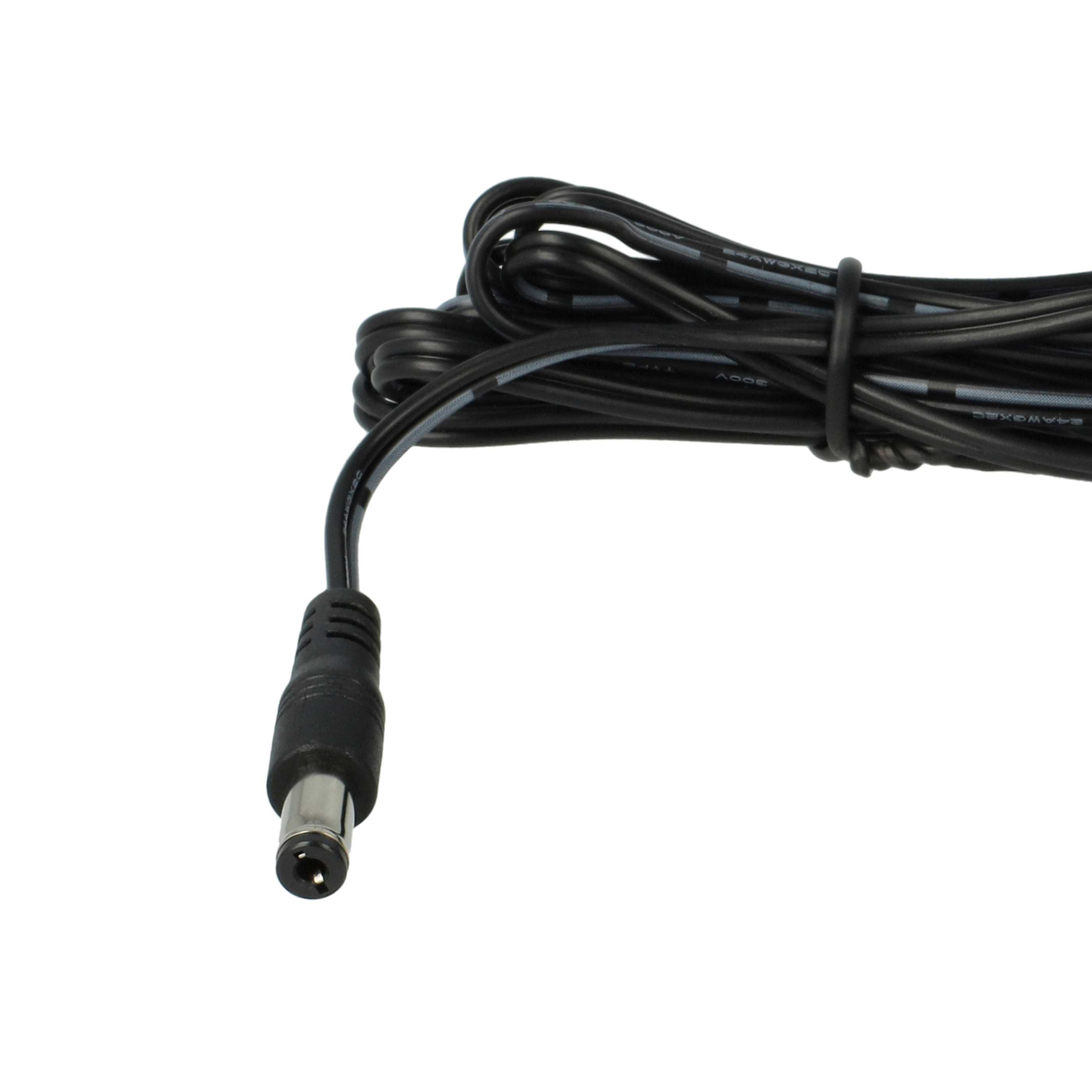 Ein schwarzes Netzkabel mit DC-Stecker vor weißem Hintergrund. Das Kabel ist aufgerollt.