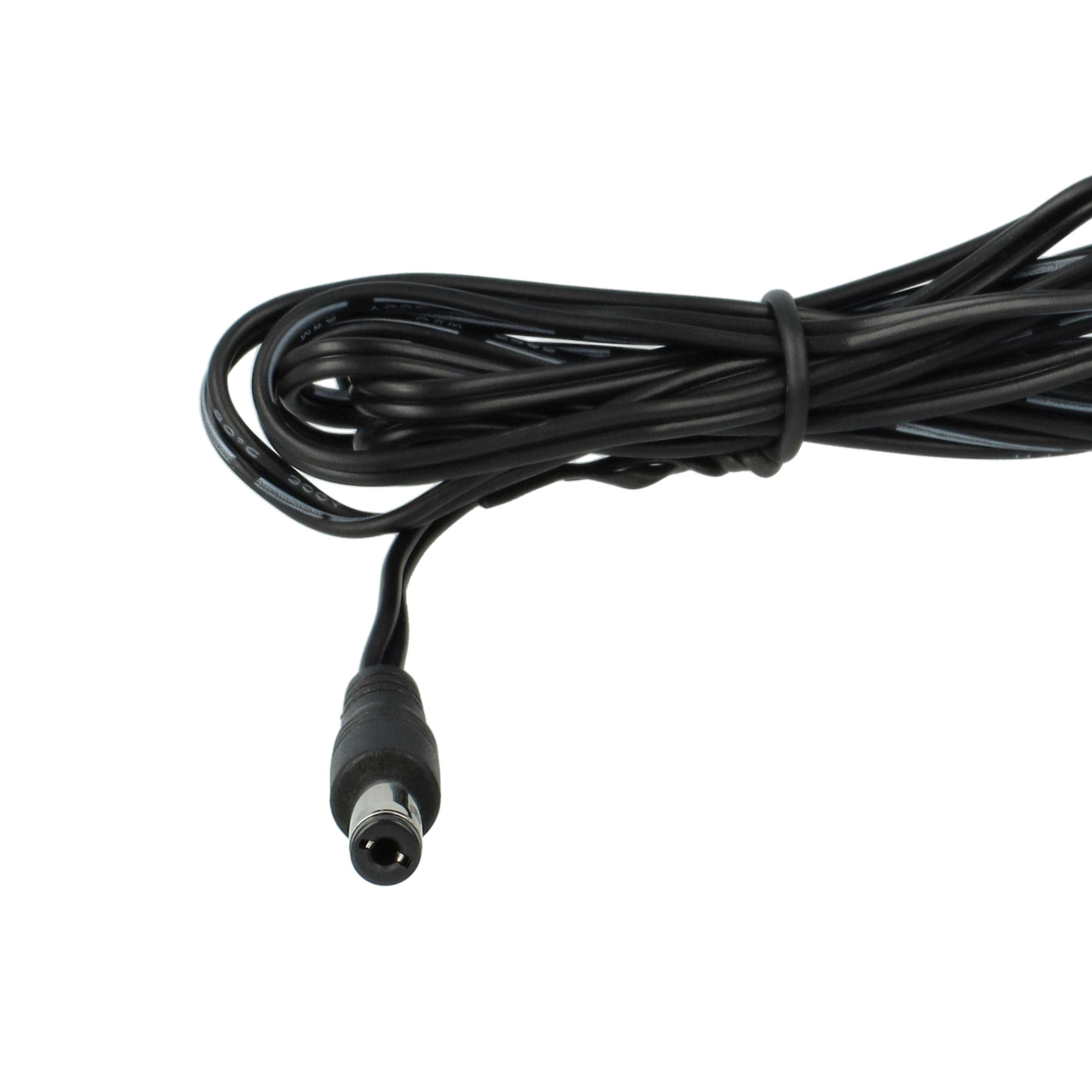 Ein schwarzes Netzkabel mit DC-Anschluss. Das Kabel ist aufgerollt und gebunden. Weißer Hintergrund.