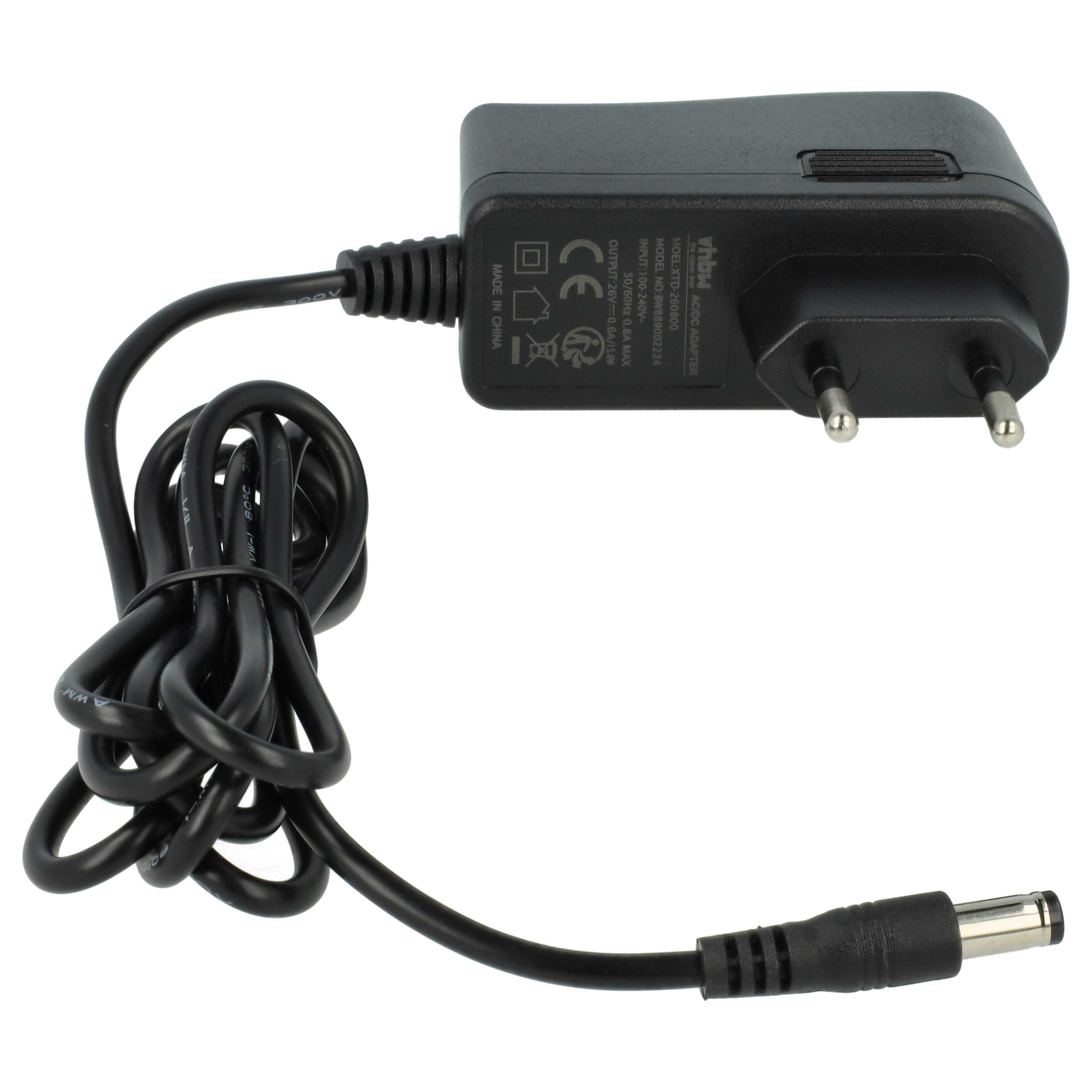 Ein schwarzes AC-Netzteil mit Stecker, Kabel und DC-Anschluss. Der Hintergrund ist weiß.