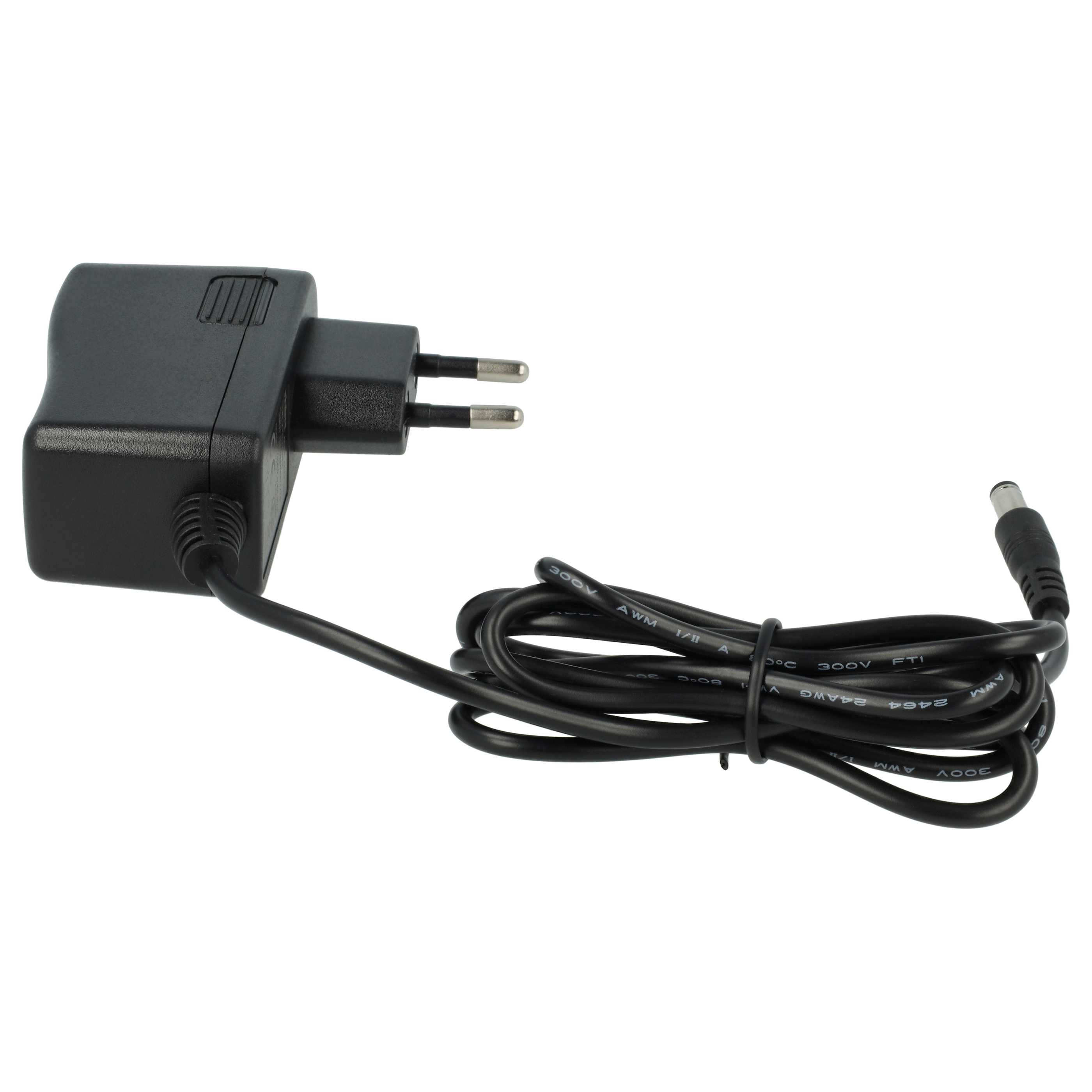 Ein schwarzes Netzteil mit Stecker und ein schwarzes, aufgerolltes Kabel. Weißer Hintergrund.
