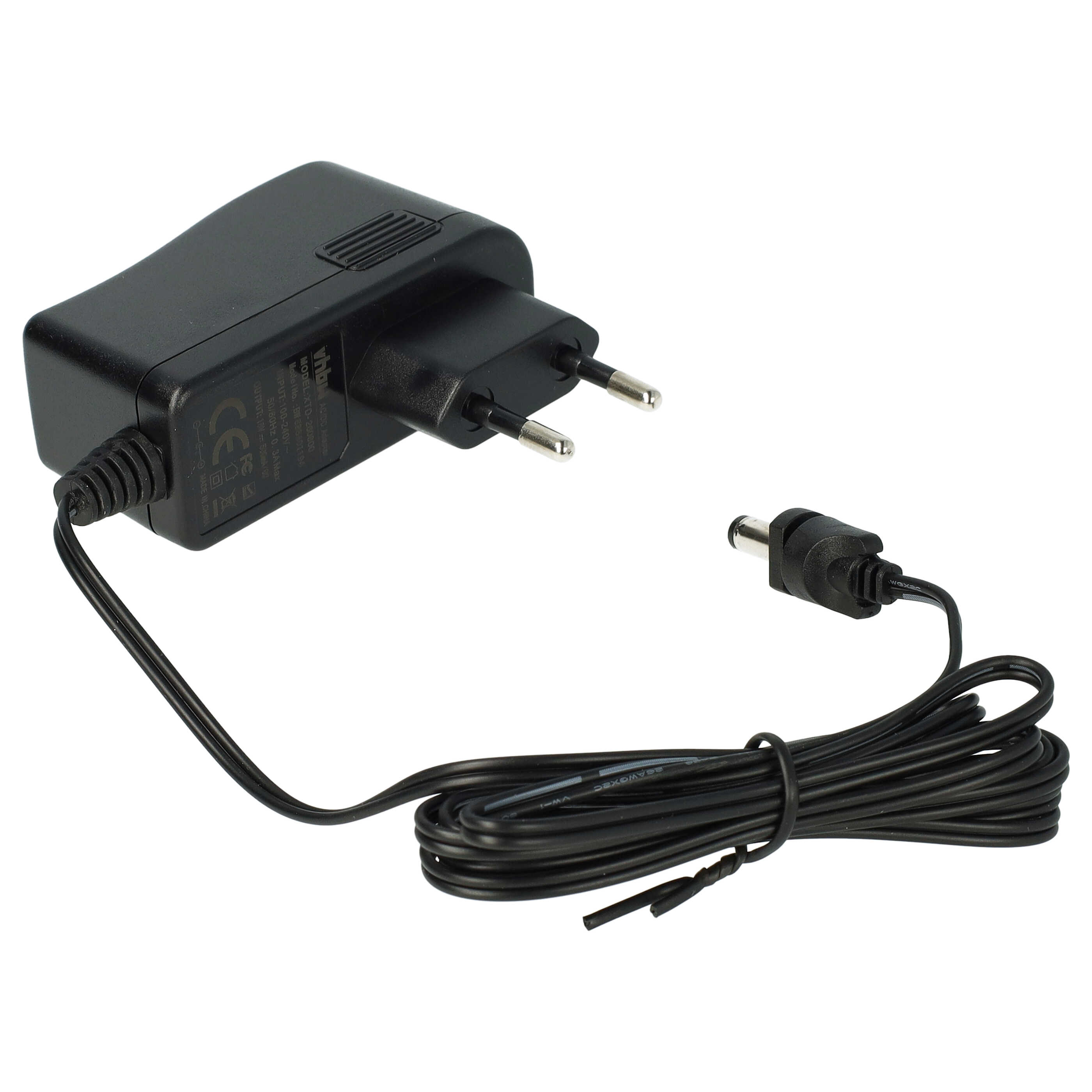 Schwarzes Netzteil mit Stecker und Kabel. Das Kabel führt zu einem kleineren Anschluss. Weißer Hintergrund.