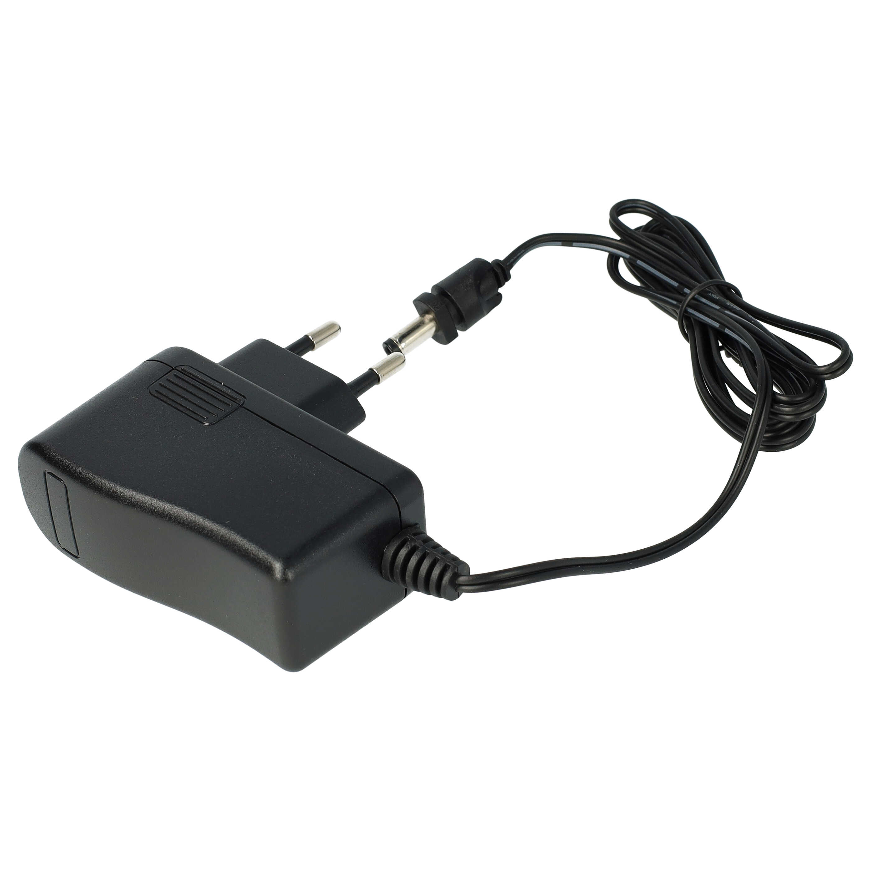 Schwarzes Netzteil mit Stecker und schwarzem Kabel. Isoliert auf weißem Hintergrund. Das Kabel ist aufgerollt.