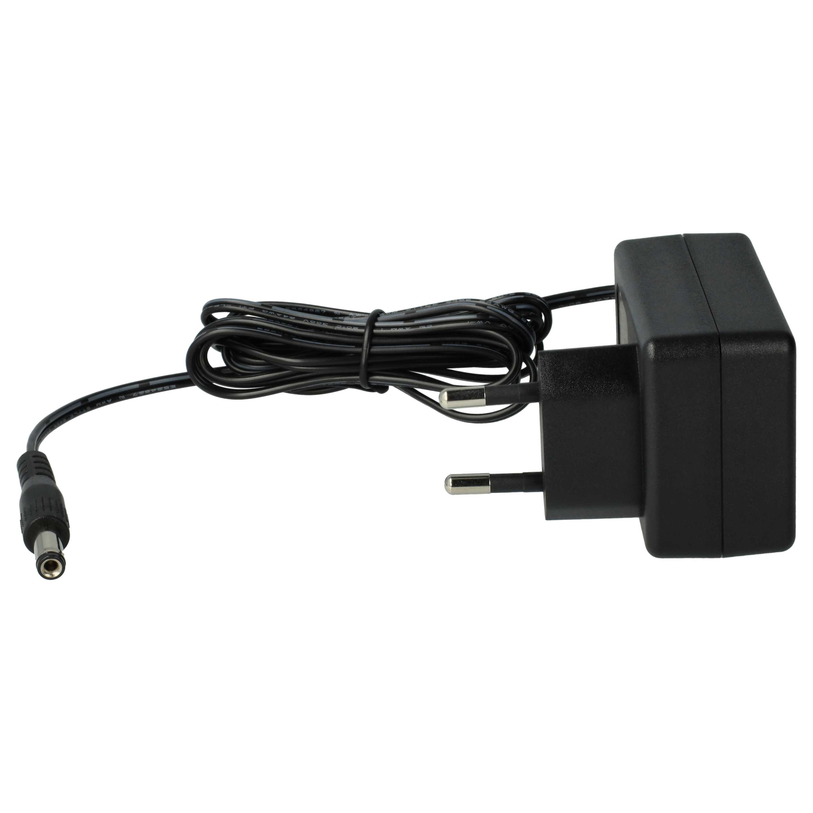 Schwarzes Netzteil mit Kabel und Stecker. Der Hintergrund ist weiß.