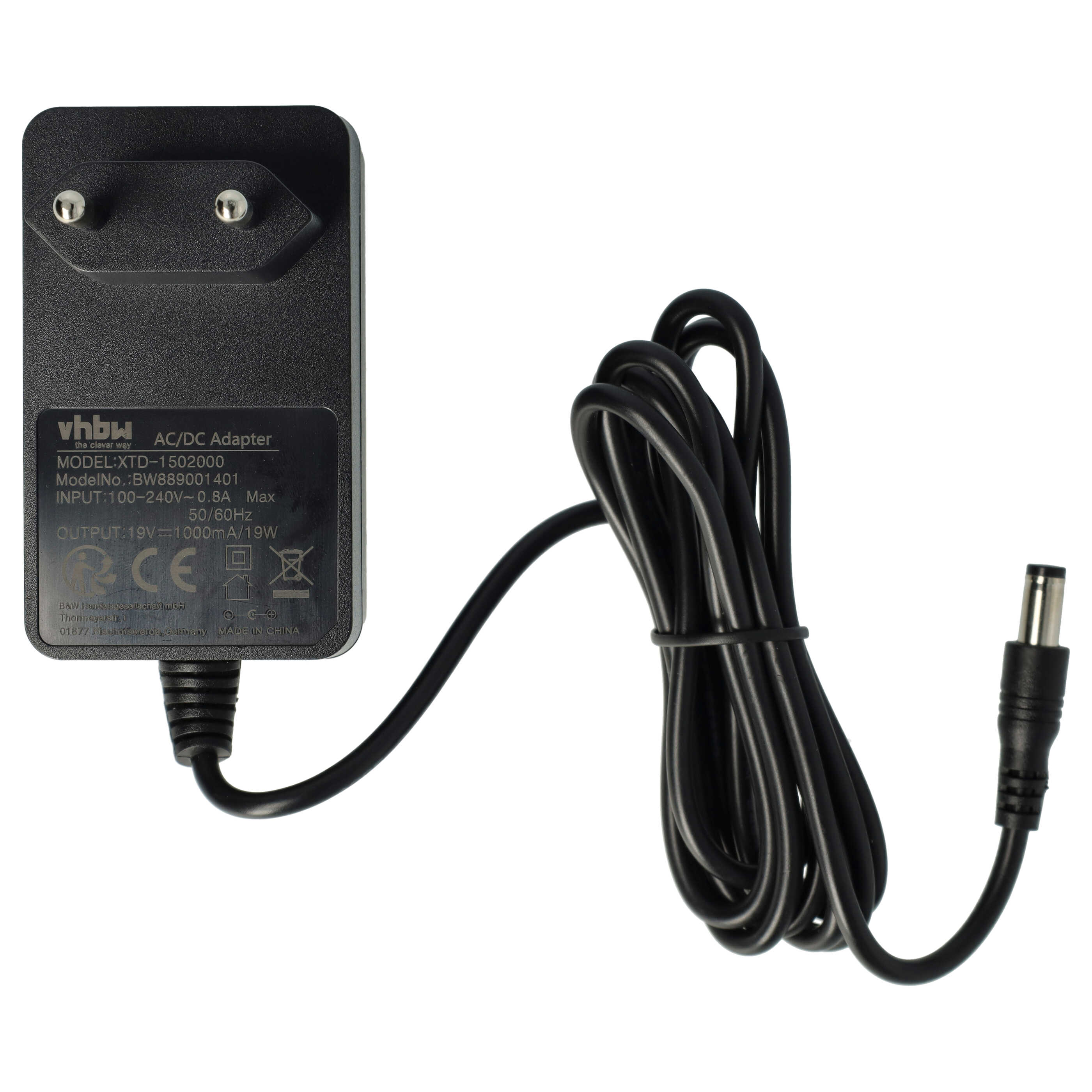 Schwarzes AC/DC-Netzteil mit schwarzem Kabel und DC-Anschluss. Der Adapter hat Text.