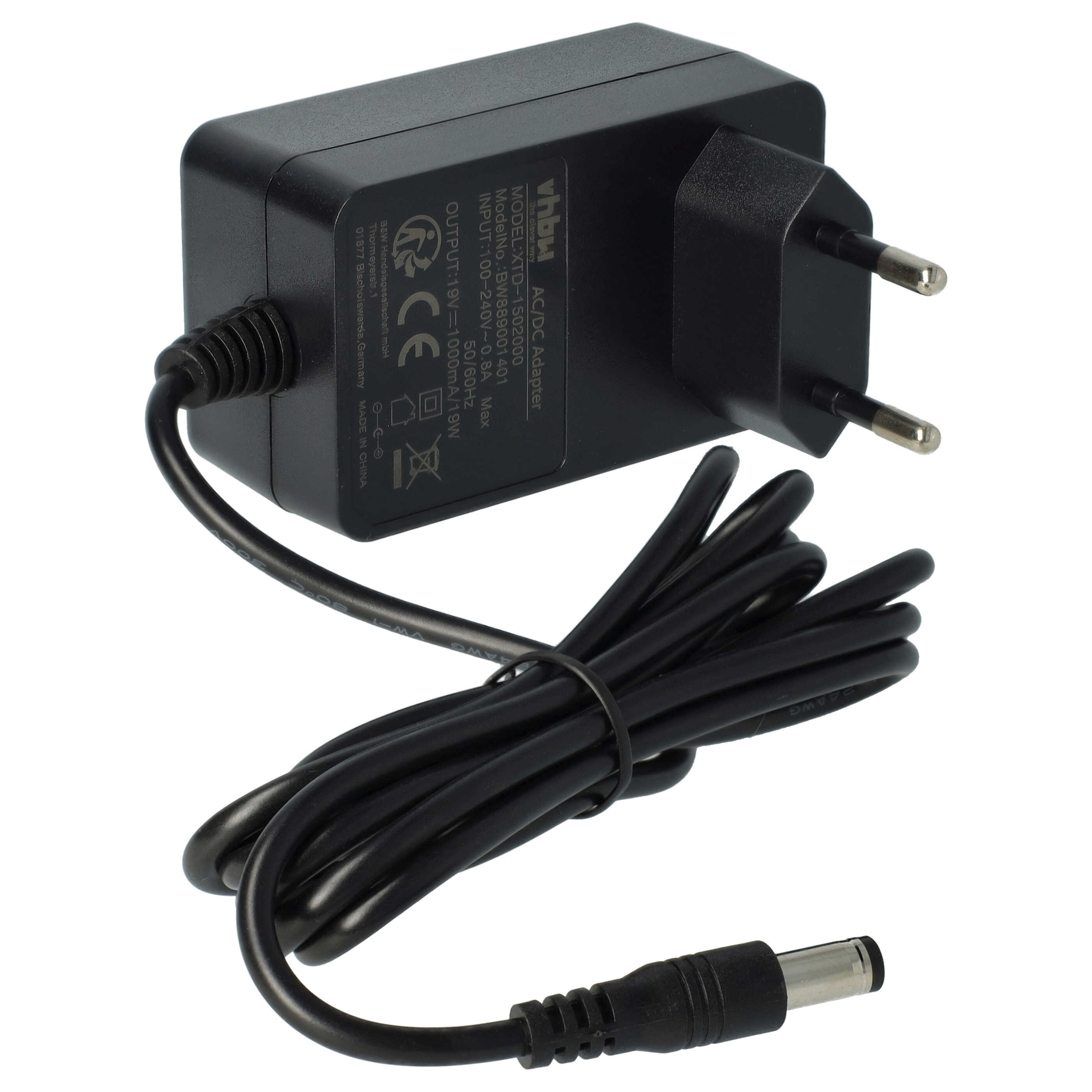 Ein schwarzer AC/DC-Adapter mit Kabel und Stecker. Er hat ein Etikett mit Text und Symbolen.
