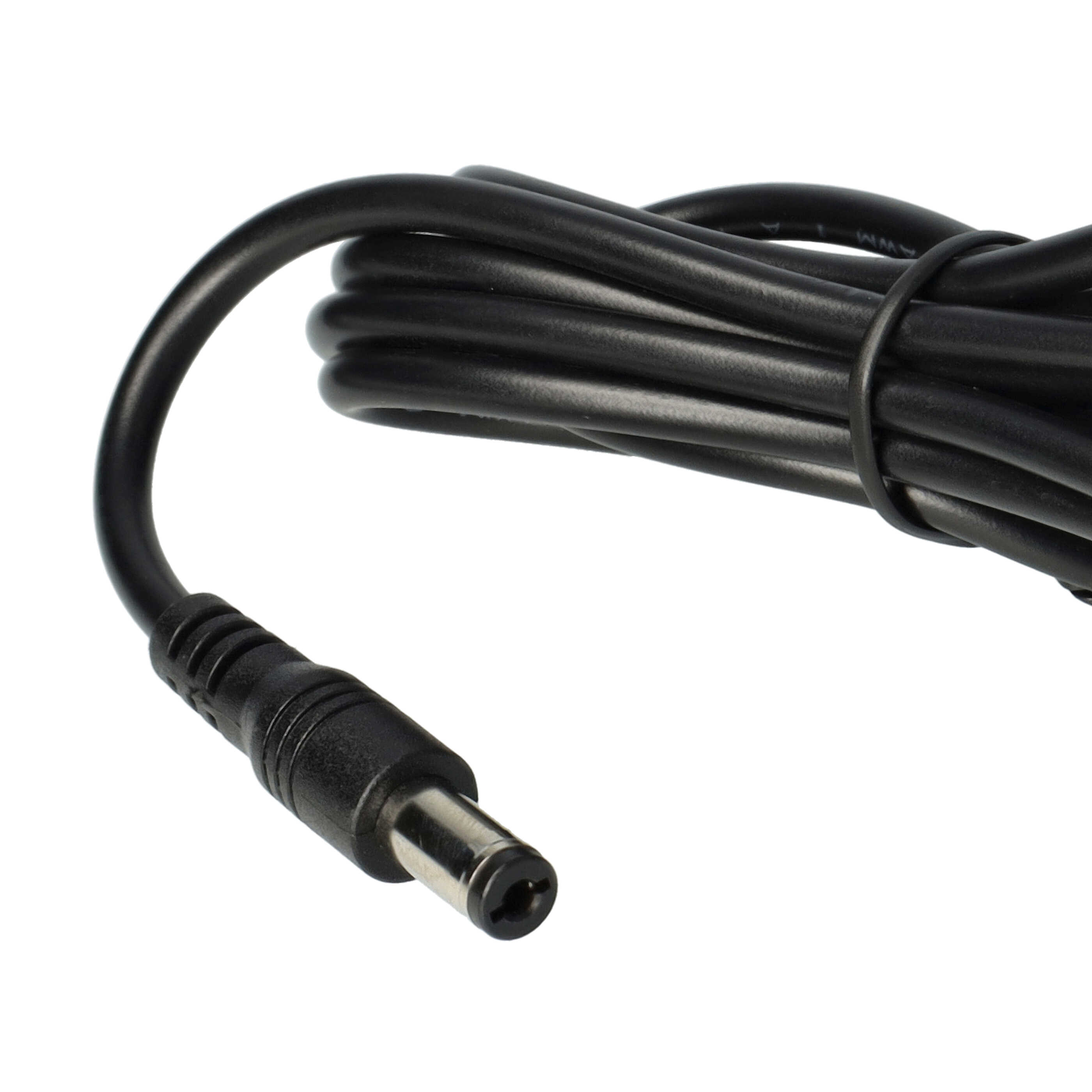 Nahaufnahme eines schwarzen Stromkabels mit Stecker auf weißem Hintergrund.