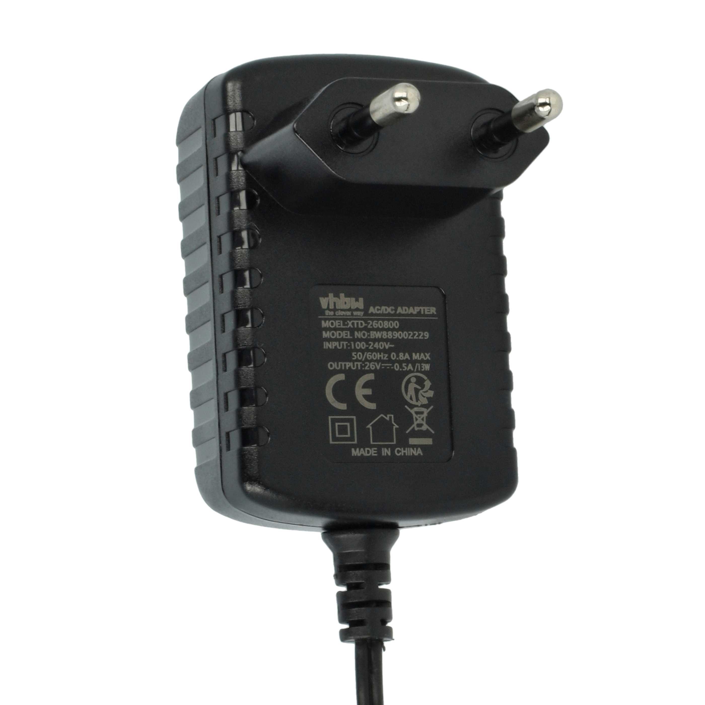 Ein schwarzer AC/DC-Adapter mit zwei Stiften. Es hat ein Etikett mit Text und ist eingesteckt.