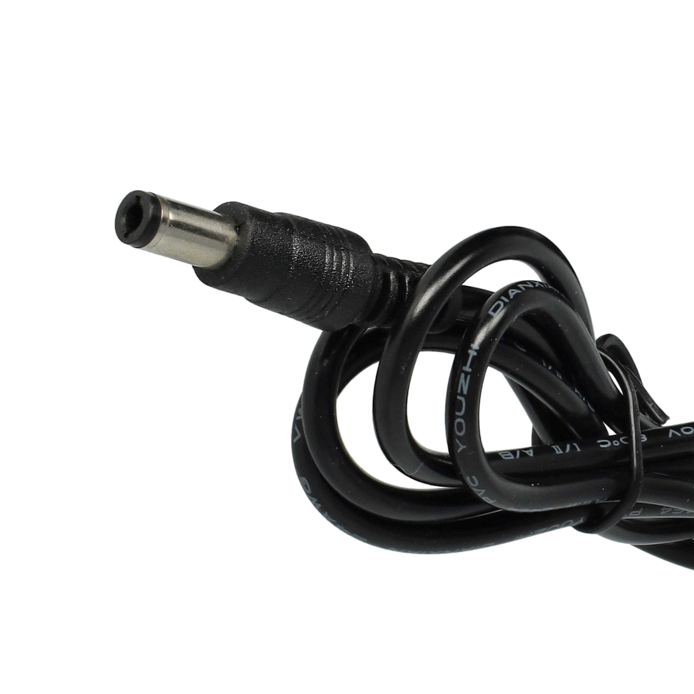 Ein schwarzes Netzkabel mit rundem Stecker. Es ist gekräuselt und hat Text. Weißer Hintergrund.