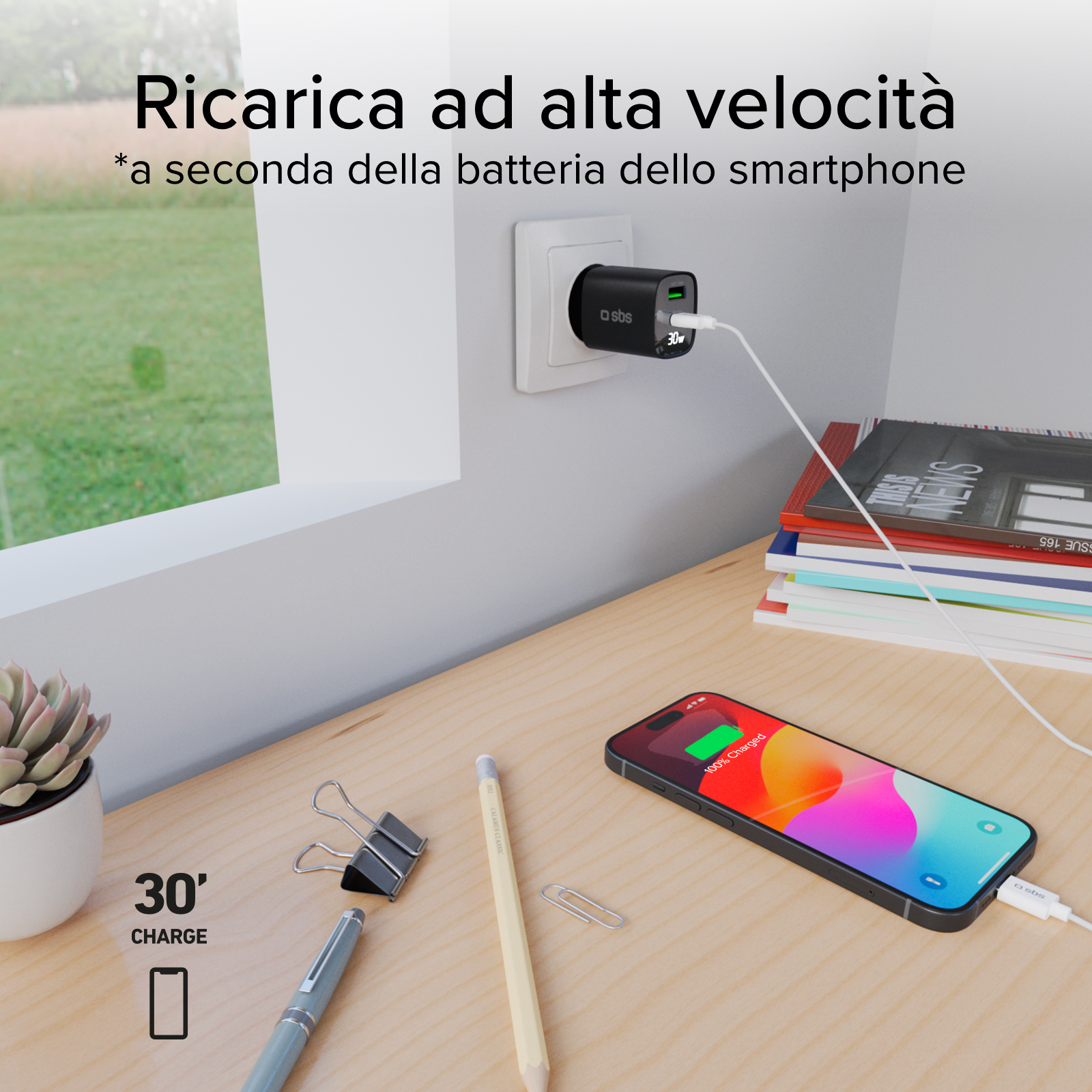 Ein Telefon, das mit eingestecktem Ladegerät aufgeladen wird. Auf dem Schreibtisch liegen ein Bleistift, ein Stift und eine Sukkulenten.