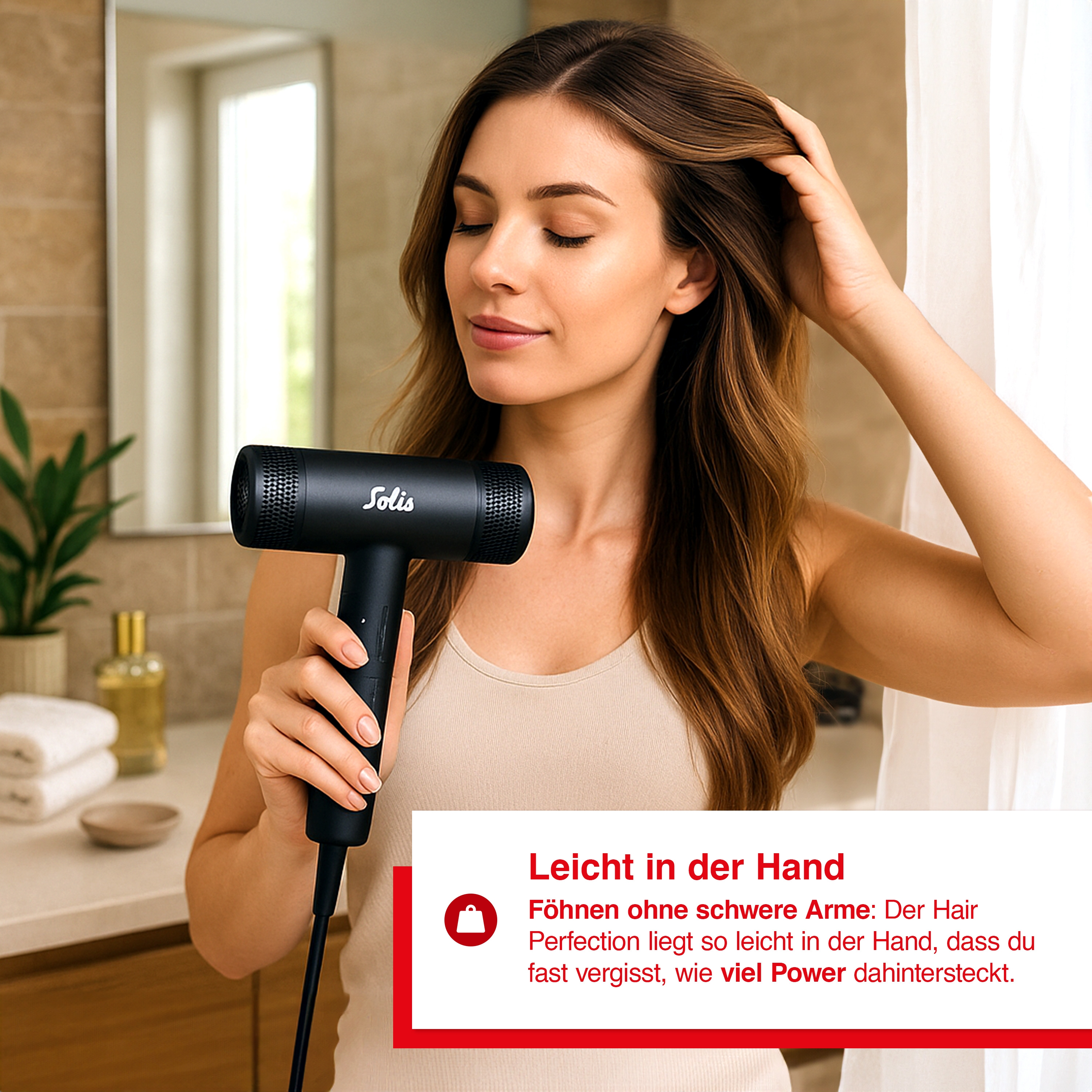 Eine Frau mit einem Föhn im Badezimmer. Sie trocknet ihre Haare und blickt mit geschlossenen Augen nach unten.