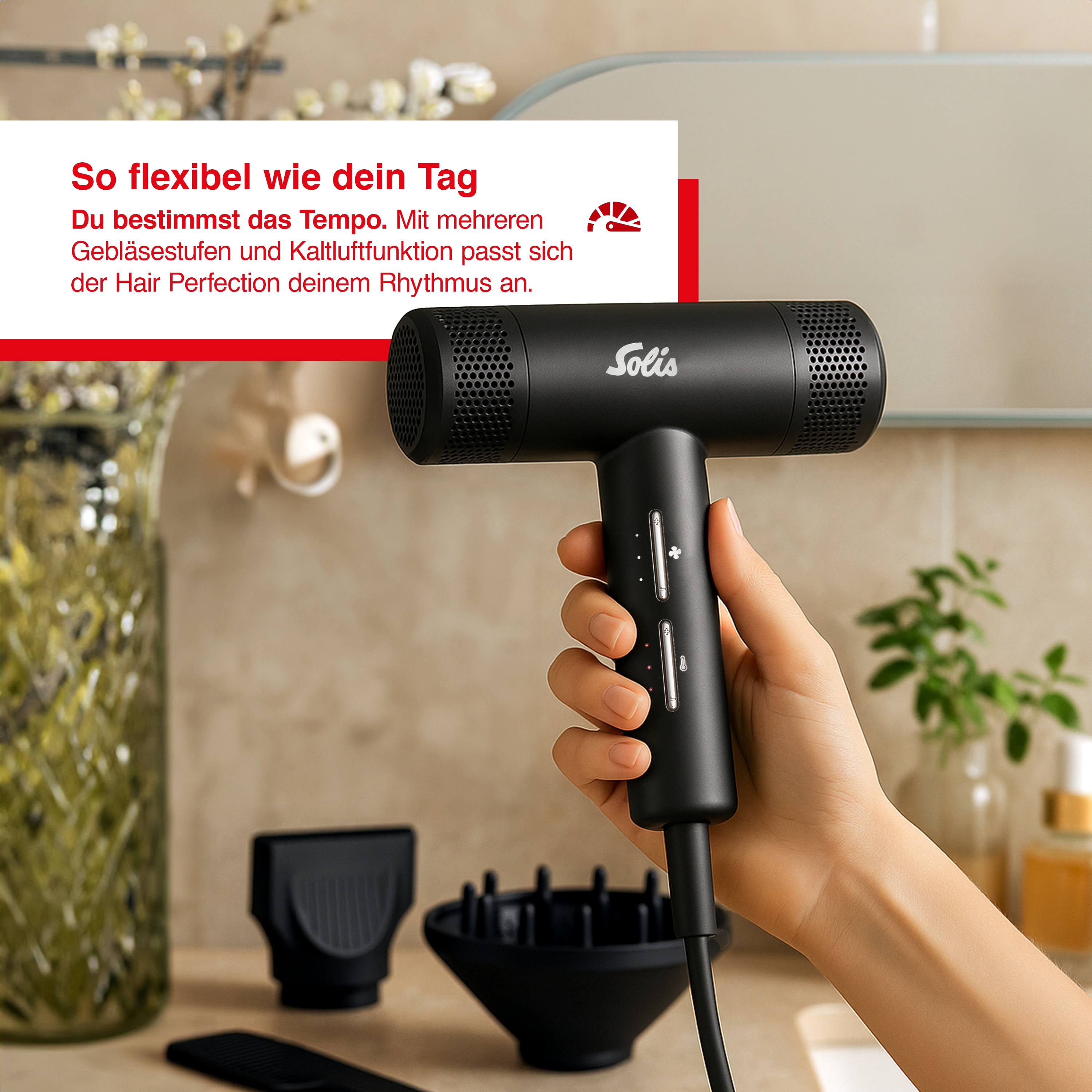 Eine Hand hält einen schwarzen Haartrockner. Es gibt Zubehör und Text auf Deutsch. Die Marke ist Solis.