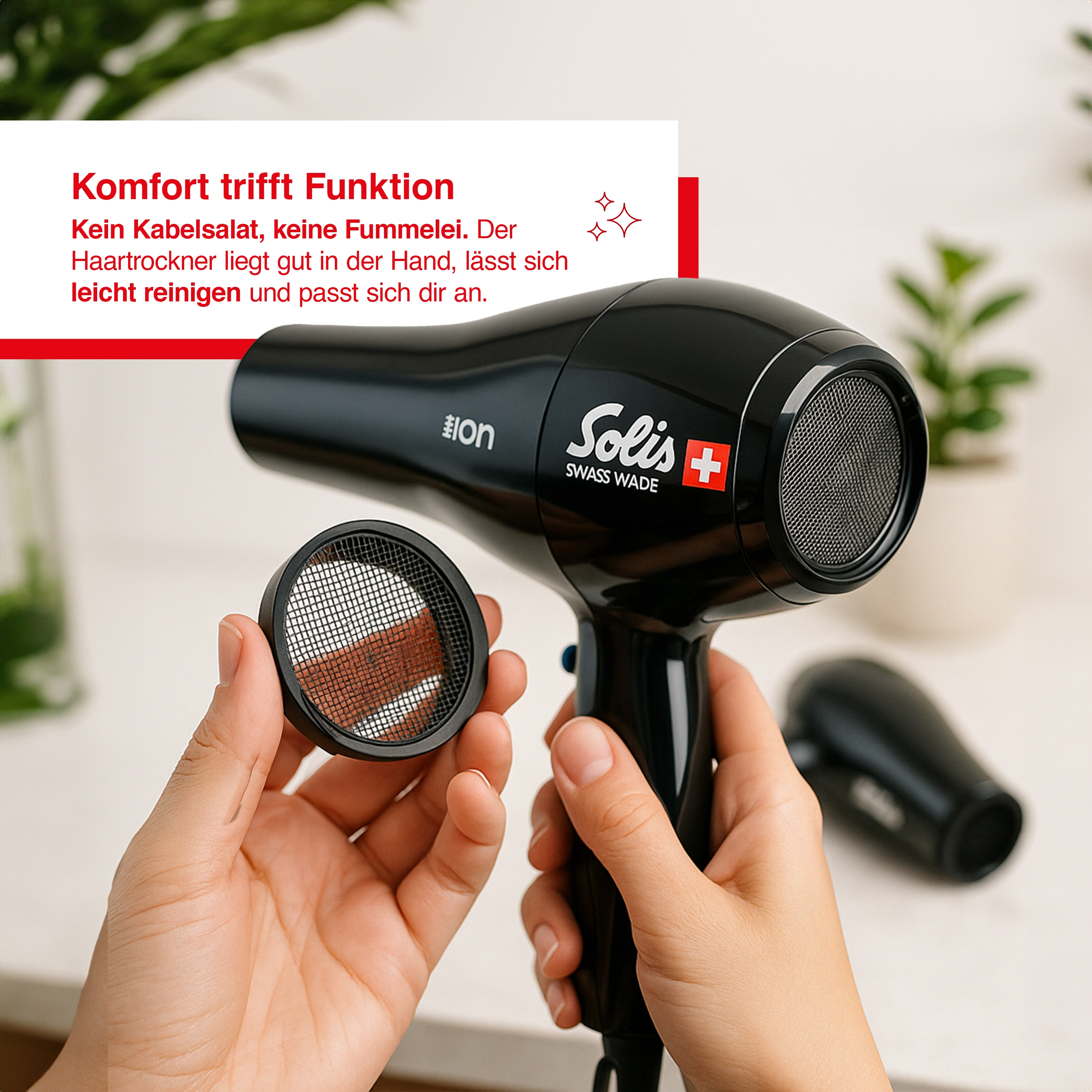 Czarna suszarka do włosów z wyjmowanym filtrem trzymana w dłoniach. Suszarka ma markę Solis.