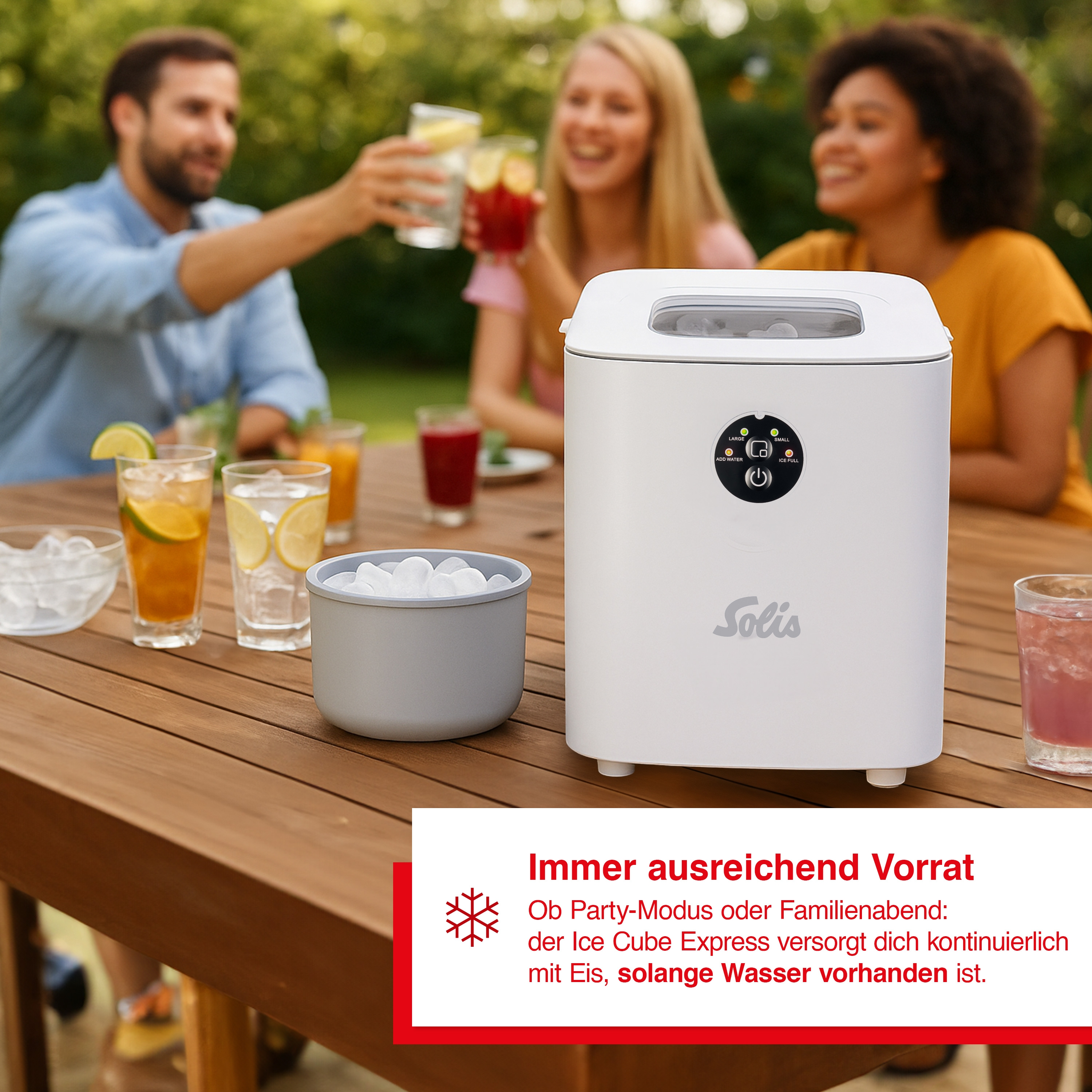 Leute stoßen mit Getränken an. Eine Eismaschine steht auf einem Tisch mit Getränken und Eis. Im Hintergrund ist eine grüne Fläche.