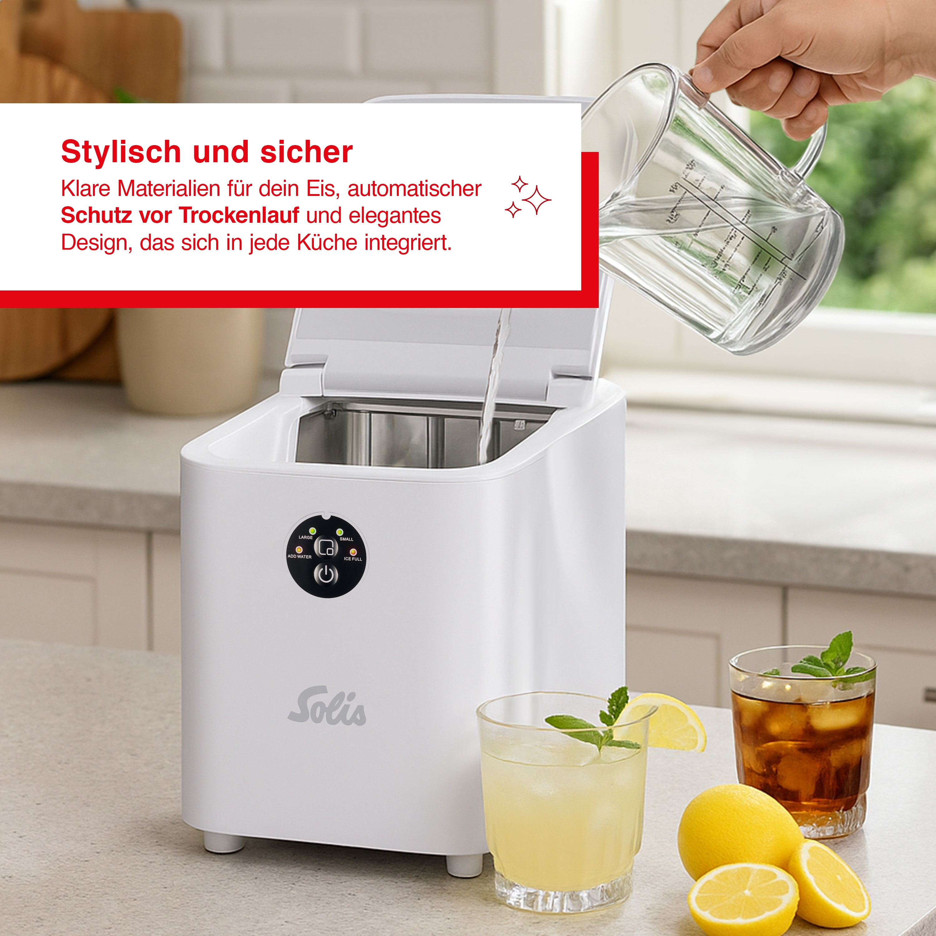 Ein weißer Eisbereiter, in den Wasser gegossen wird, neben Getränken und Zitronen. Die Maschine hat ein Solis-Logo.