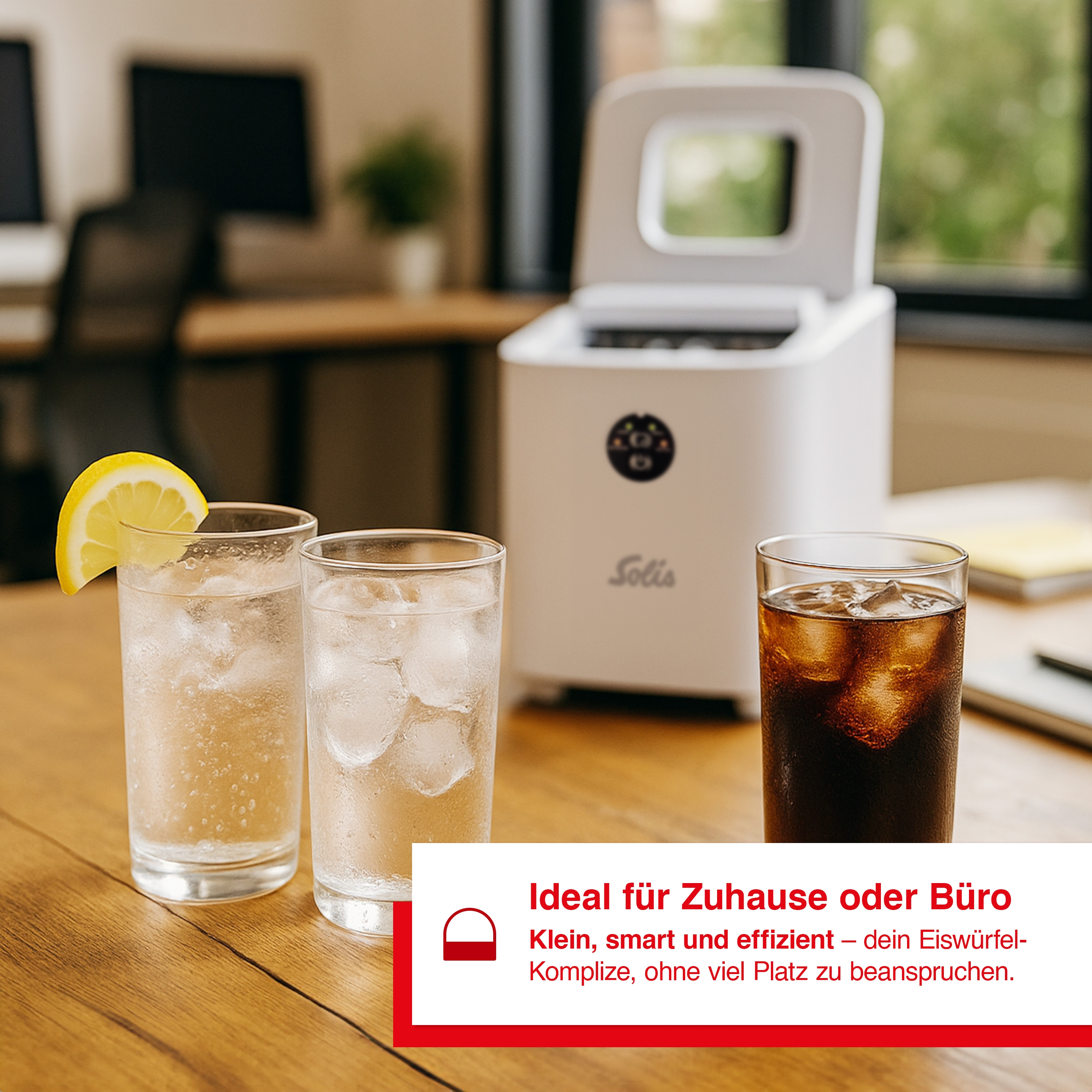Ein weißer Eisbereiter, drei Getränke in Gläsern, eines mit Zitrone und eine rot-weiße Werbung auf einem Holztisch.
