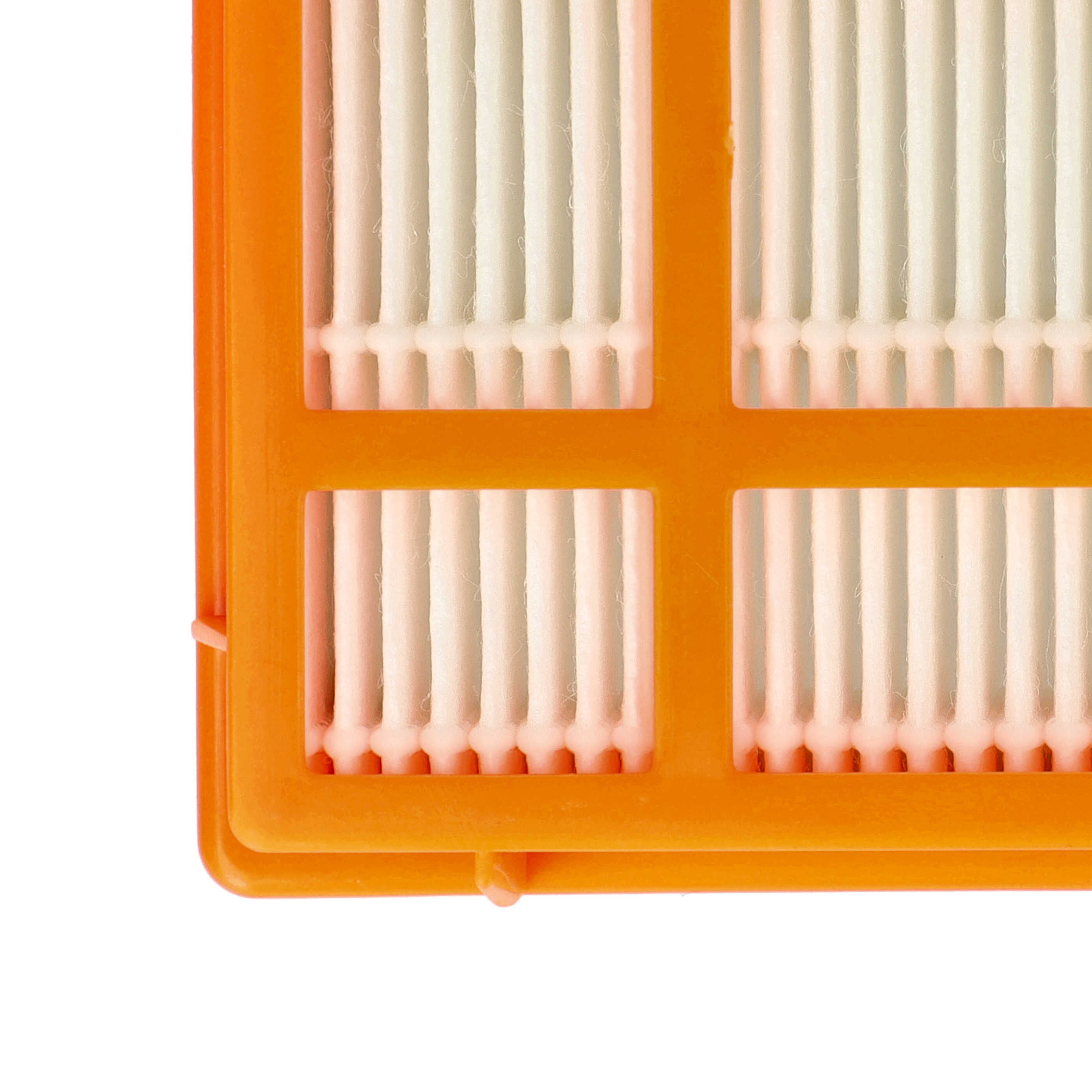 Nahaufnahme eines Luftfilters mit einem orangefarbenen Kunststoffrahmen und weißem Filtermaterial mit vertikalen Falten.