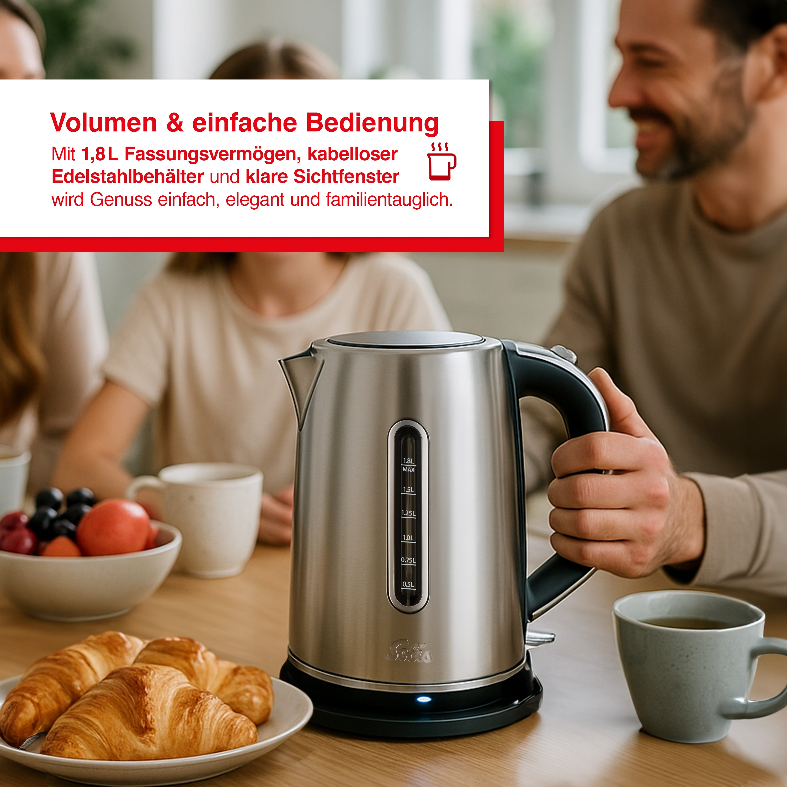 Een man houdt een roestvrijstalen waterkoker vast. Croissants, fruit en bekers op de tafel. Tekst linksboven.
