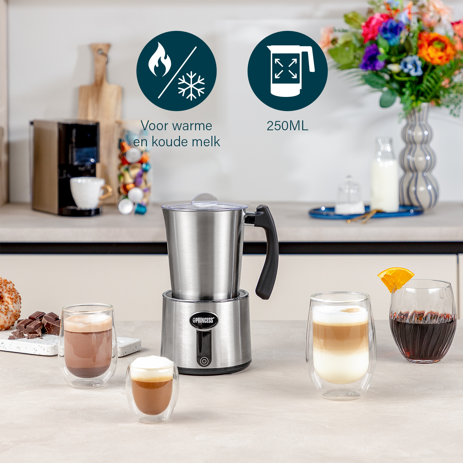 Spieniacz do mleka z napojami kawowymi. Czekolada, latte i espresso w szklankach. Kwiaty w wazonie. Butelki mleka i plaster pomarańczy.