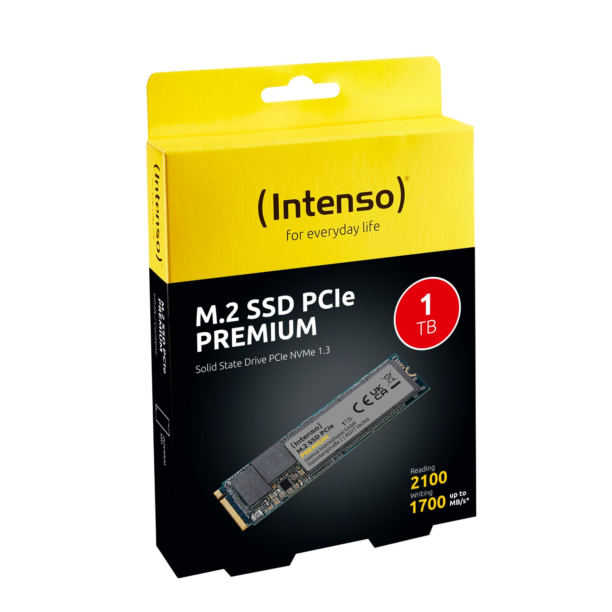 Une boîte jaune et noire avec un Intenso M.2 SSD PCIe Premium. Elle a un cercle rouge avec '1 To' et des vitesses de lecture/écriture.