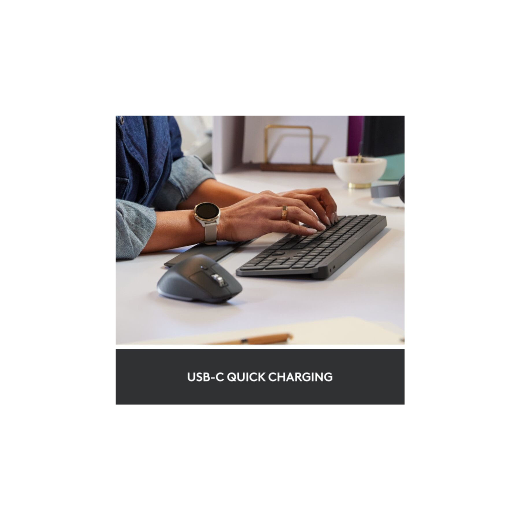 Ręce piszące na czarnej klawiaturze. Widoczna mysz, zegarek i pierścionek. Obraz ma etykietę szybkiego ładowania USB-C.