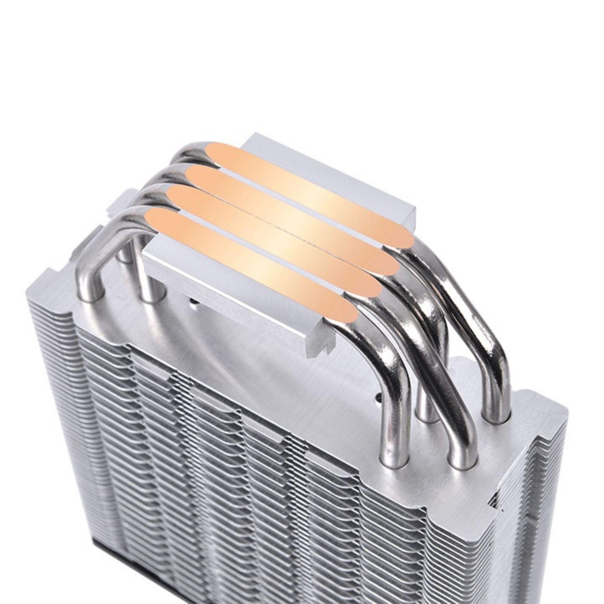 Un dissipatore CPU con heat pipe in rame e alette in alluminio. Le alette sono argentate, i tubi metallici e lo sfondo bianco.