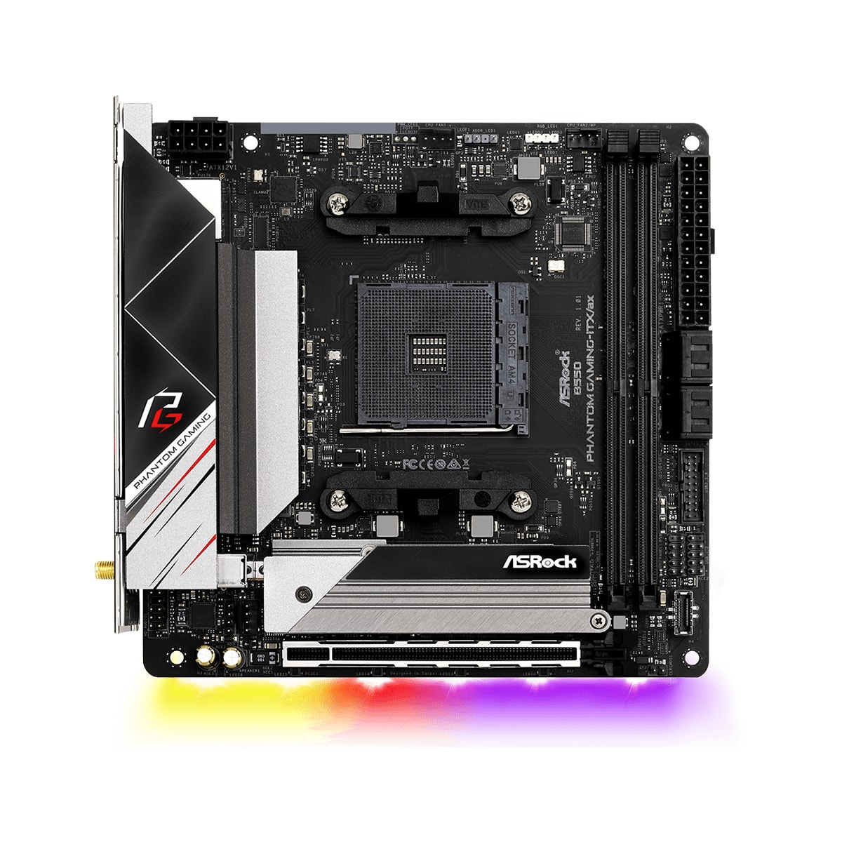 Una scheda madre ASRock Phantom Gaming nera e argento. Ha vari componenti, tra cui un socket CPU e slot di espansione, con illuminazione RGB.