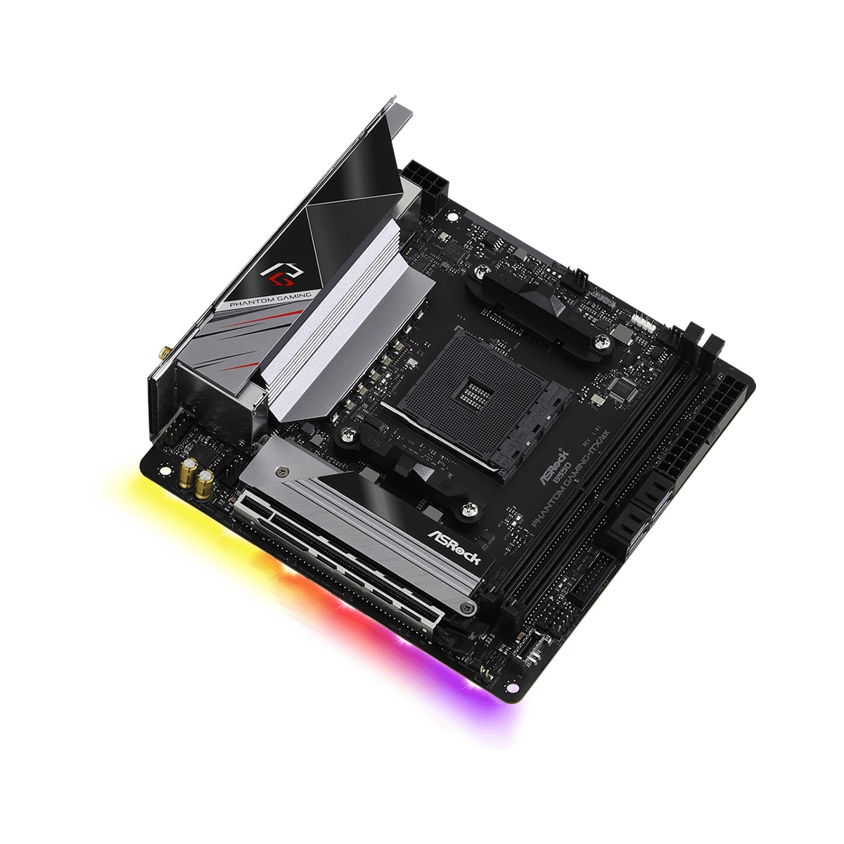 Una scheda madre ASRock Phantom Gaming B550 nera e argento, con illuminazione colorata. Ha un socket CPU, slot RAM e vari connettori.