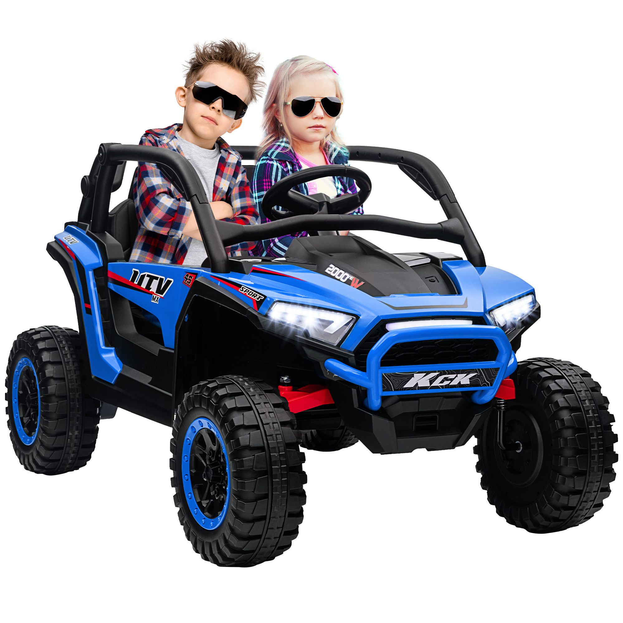 Due bambini con occhiali da sole sono seduti su un UTV giocattolo blu. L'UTV ha grandi ruote nere e fari. Sfondo bianco.