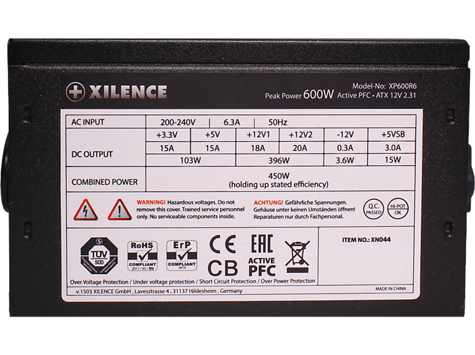 Ein schwarzes Xilence-Netzteil. Es enthält Spezifikationen wie Spannung und Leistungsdetails.