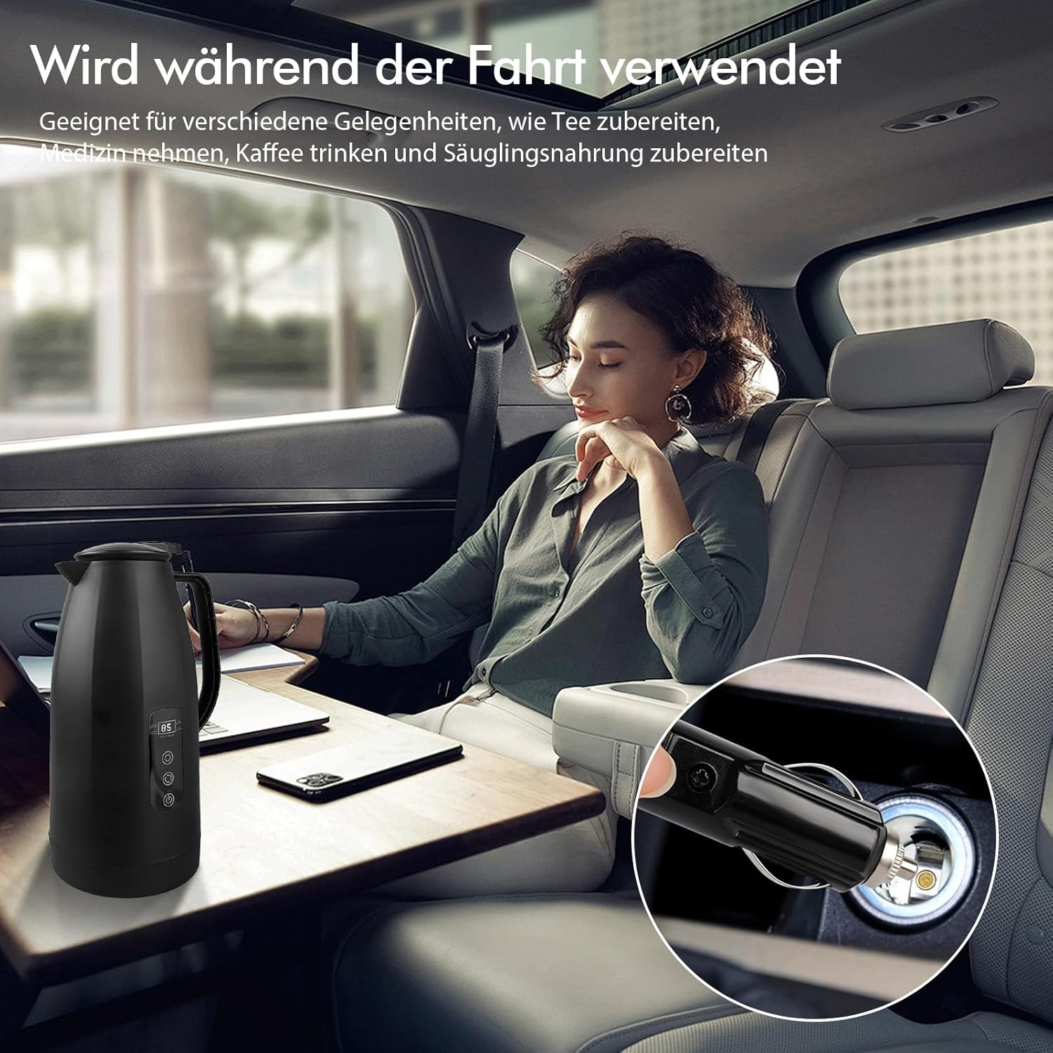 Eine Frau sitzt in einem Auto in der Nähe eines schwarzen Wasserkochers. Ein Netzstecker wird in die Steckdose des Autos gesteckt.