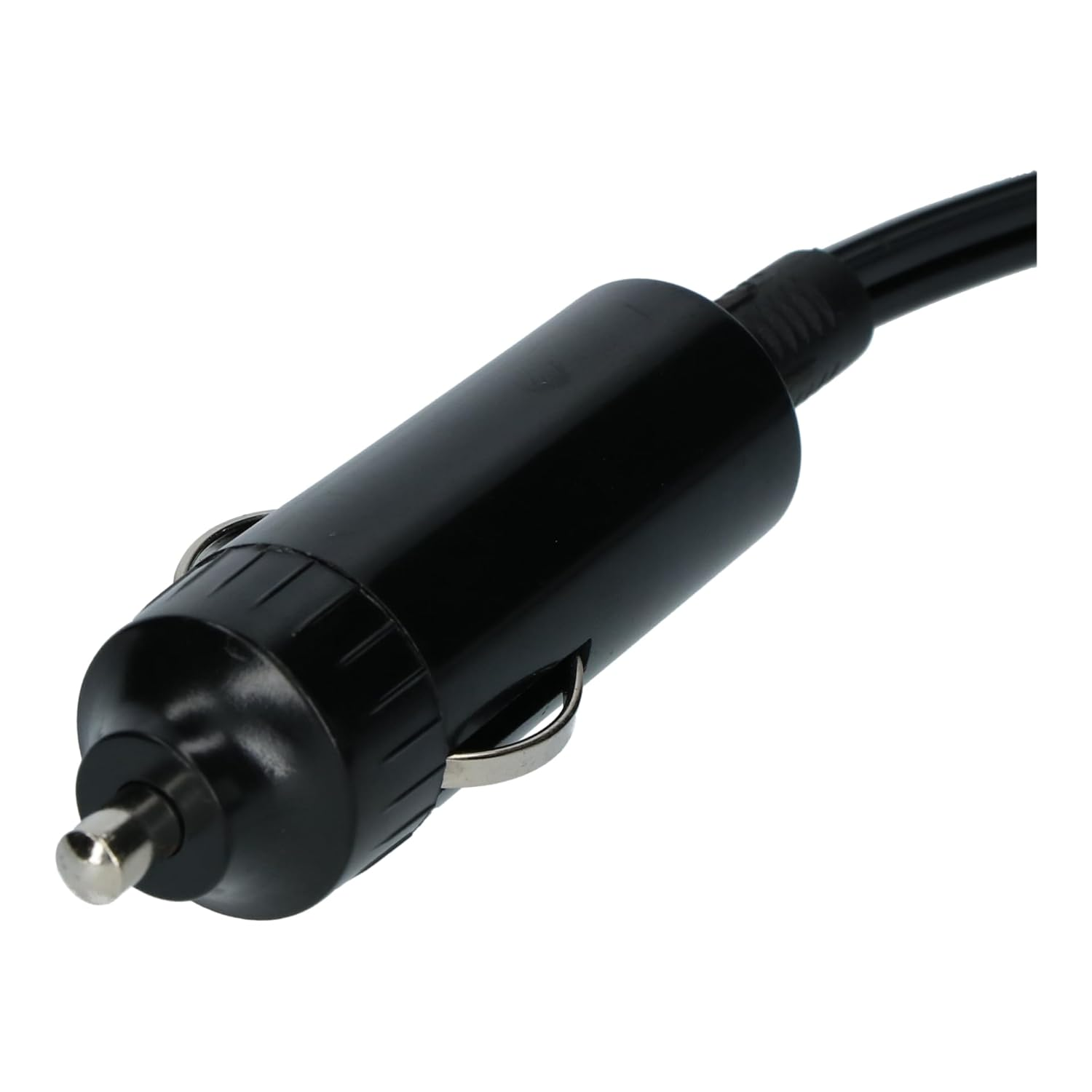 Nahaufnahme eines schwarzen Zigarettenanzünderadapters mit silberner Spitze und Metallring auf weißem Hintergrund.