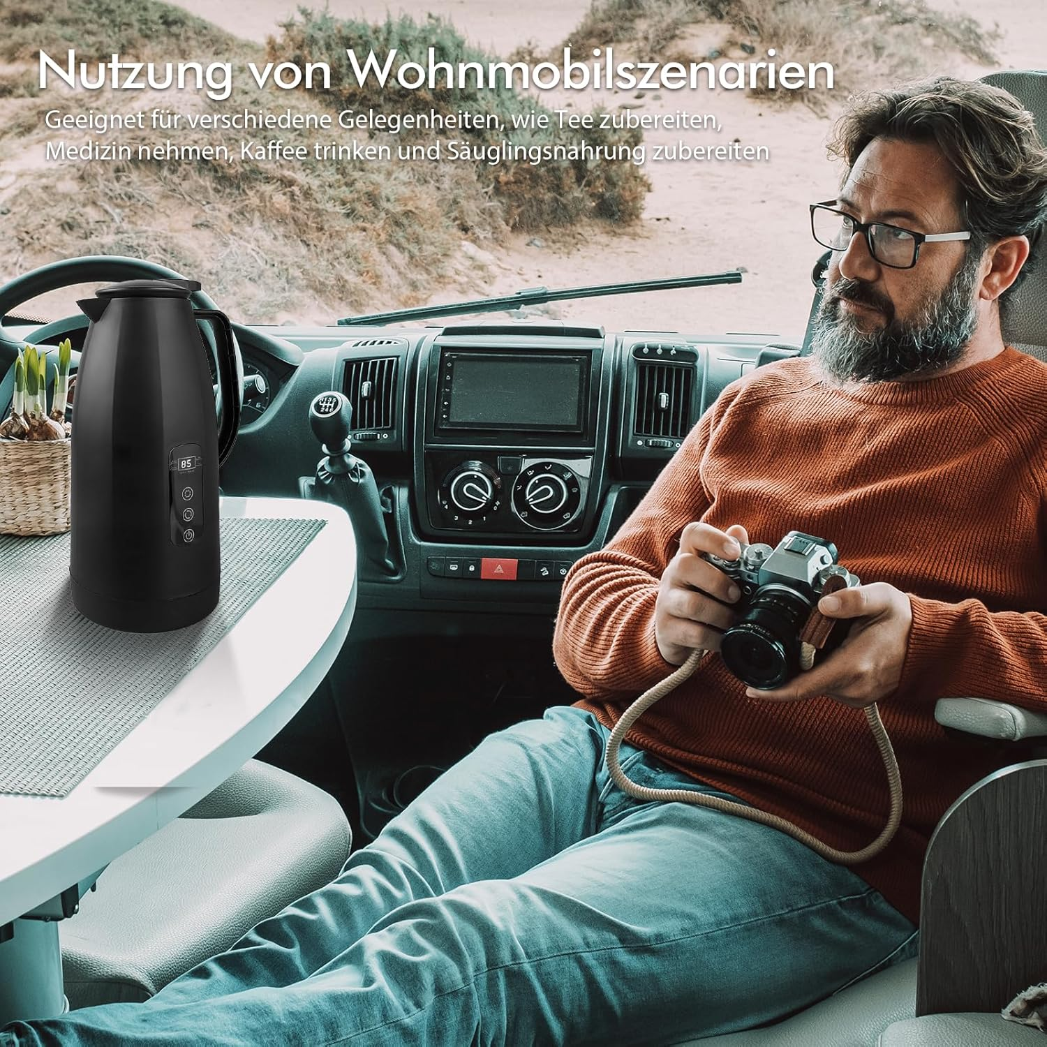 Mann im Wohnmobil mit Kamera, betrachtet sie. Schwarzer Wasserkocher auf dem Tisch. Hintergrund zeigt RV-Innenraum und Außenansicht.