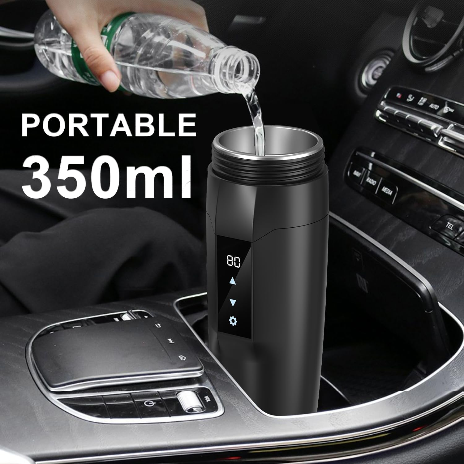 Eine Hand gießt Wasser aus einer Flasche in einen schwarzen, im Auto montierten Wasserkocher. Der Heizkörper zeigt 80 Grad an. Text sagt 'PORTABLE 350ml'.