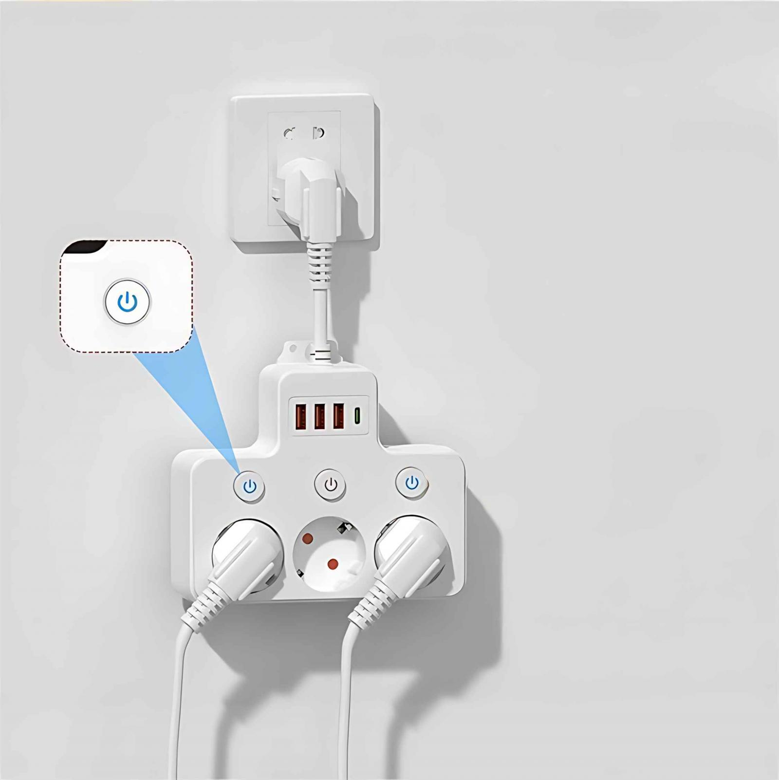 Weißes Verlängerungskabel mit drei Steckdosen, drei USB-Anschlüssen und einem Netzschalter, eingesteckt.