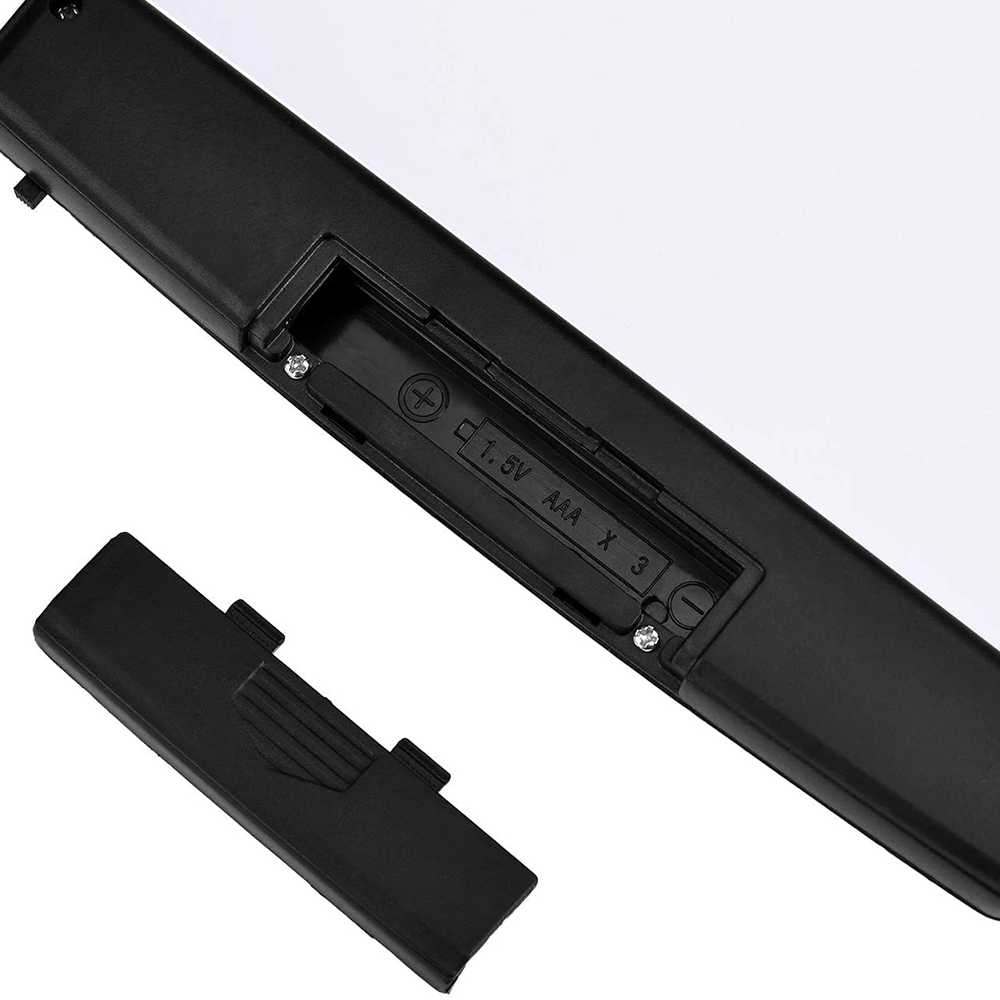 Ein geöffnetes schwarzes Batteriefach mit daneben liegender Abdeckung. Das Fach weist auf 1,5V AAA Batterien hin.